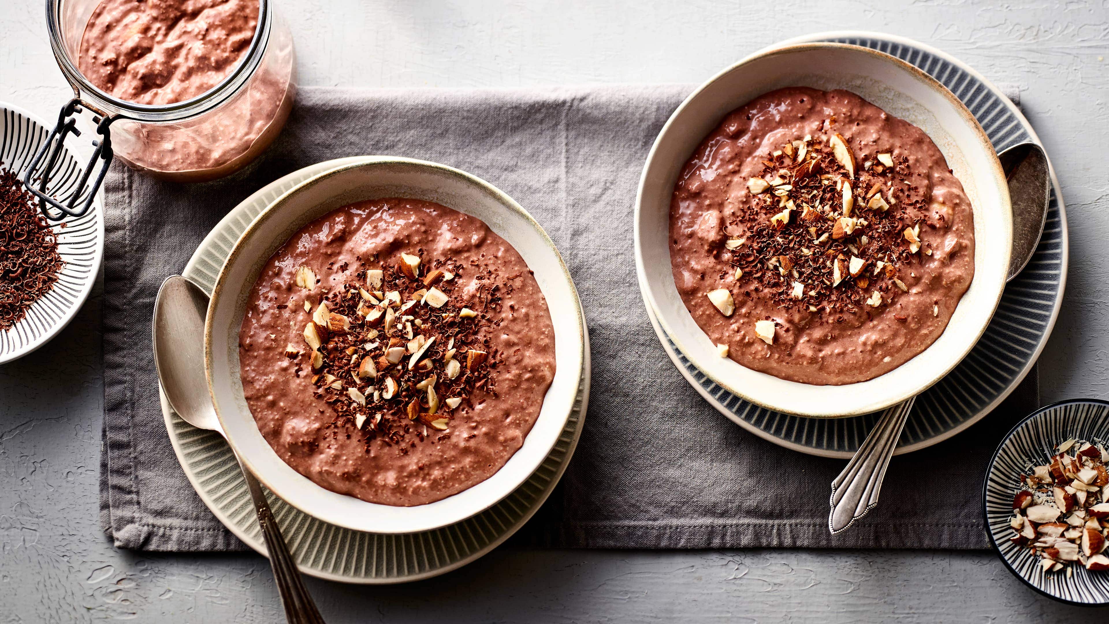 Schoko-Bananen-Overnight-Oats Overnight Oats sind perfekt vorzubereiten und lassen sich super variieren. Wie zum Beispiel in unserem Rezept für Schoko-Bananen-Overnigh-Oats!