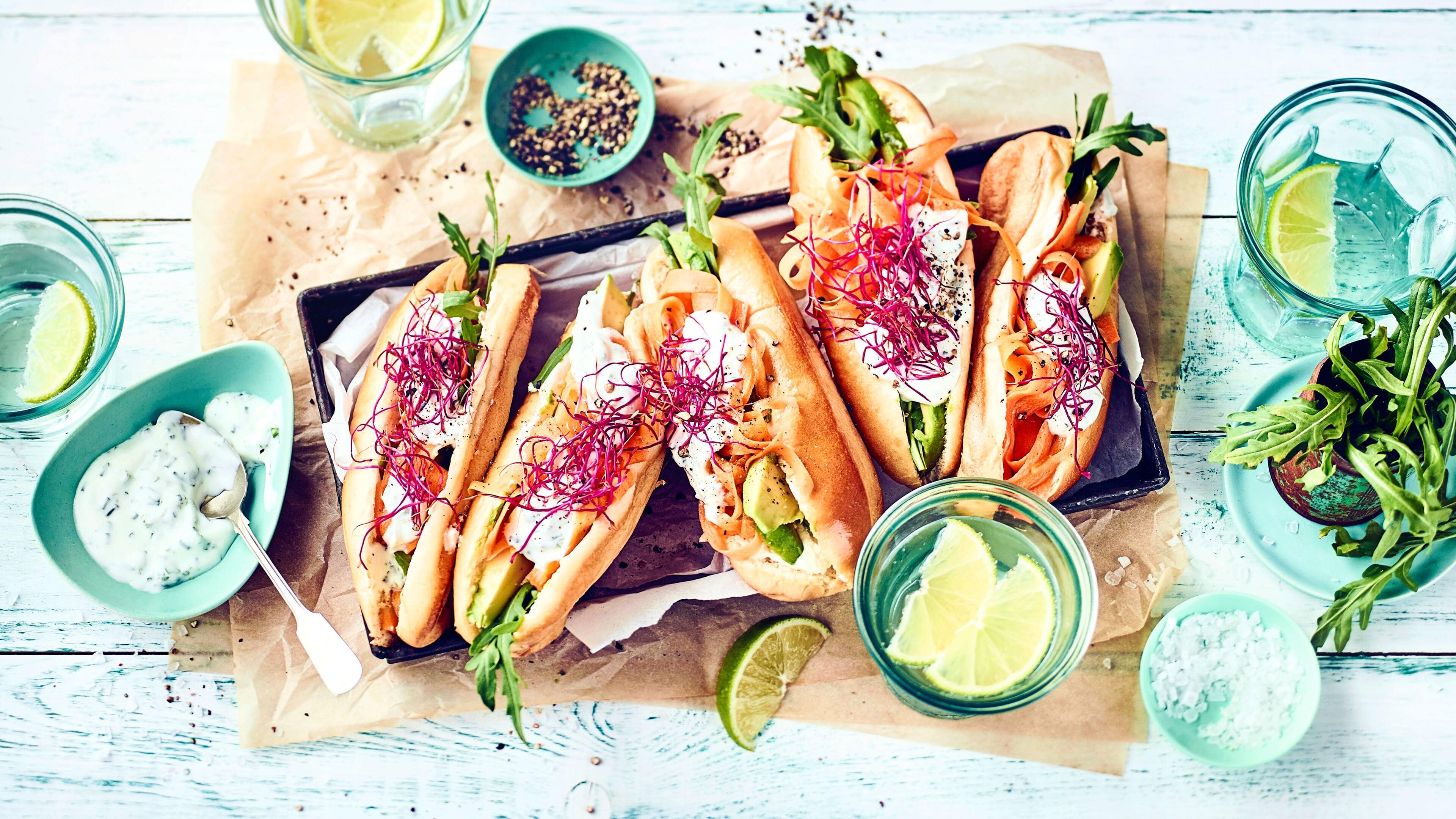 Hot Dog mit Frischkäse und Avocado Hot Dog Genuss mal ohne Fleisch: Unsere vegetarische Variante servieren wir mit leckeren Brioche Hot Dog Buns und füllen diese mit Frischkäse, Avocado, Karotten und und und...!