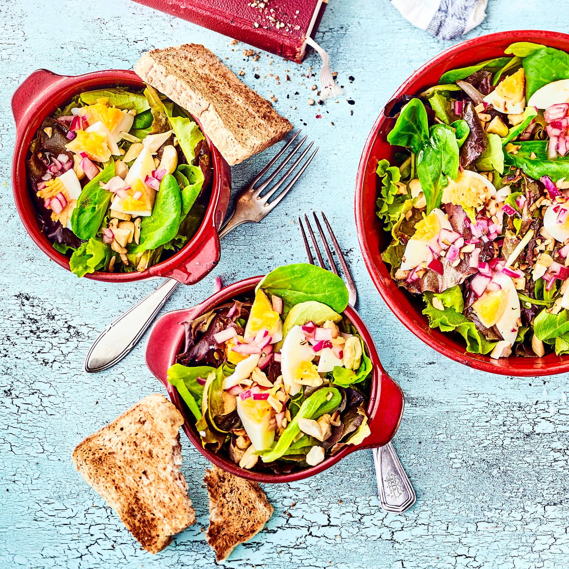 Vegetarisch und schnell zubereitet: Probieren Sie unseren Blattsalat mit gekochtem Ei und gerösteten Cashewkernen an pikantem Balsamico-Tabasco-Dressing!