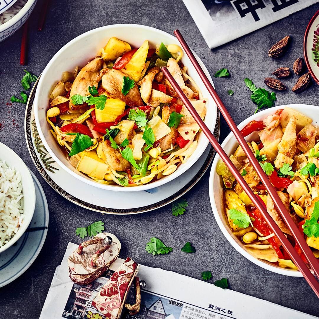 Exotisch und fruchtig: Probieren Sie unser Rezept für mariniertes Huhn mit Ingwer, Sherry, Sake und Sojasoße und genießen Sie dazu Paprika, Ananas und Weißkohl!