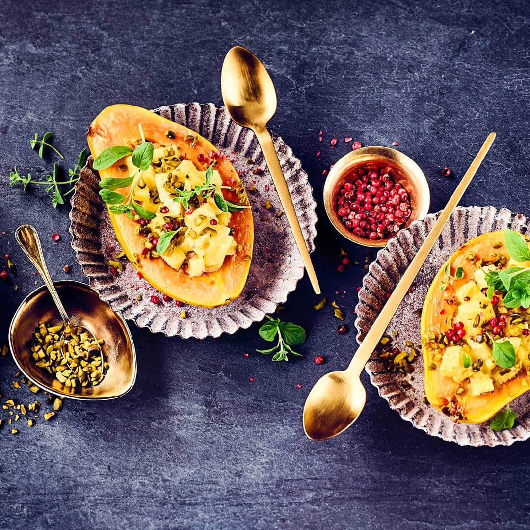 Probieren Sie dieses exklusive Dessert einmal für Gäste aus: Gebackene Papaya gefüllt mit Kokosmilch-Ananas-Mischung und gehackten Pistazien!