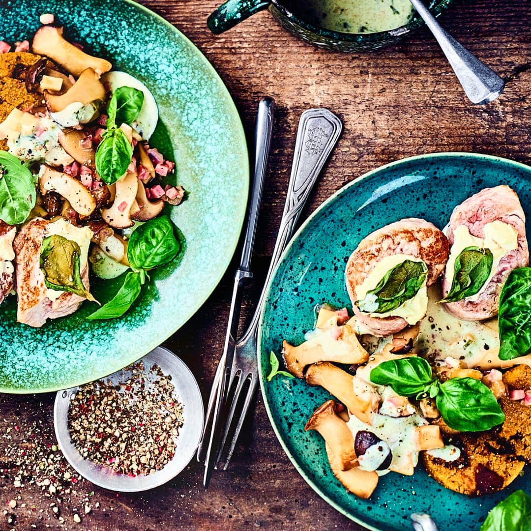Deftiges Fleischgericht ohne Gluten: Unsere Schweinemedaillons mit Pilzen in einer Frischkäsesoße werden von selbstgemachten Talern aus Maisgrieß begleitet!