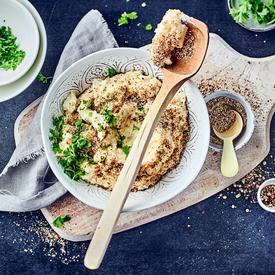 Wenn Sie einmal eine kohlenhydratarme Püree-Variante probieren möchten, sind Sie bei unserem Rezept für Blumenkohlpüree genau richtig! Das Püree wird mit gerösteten Haselnüssen serviert und lässt sich hervorragend als Beilage zu allerlei Gerichten kombinieren.