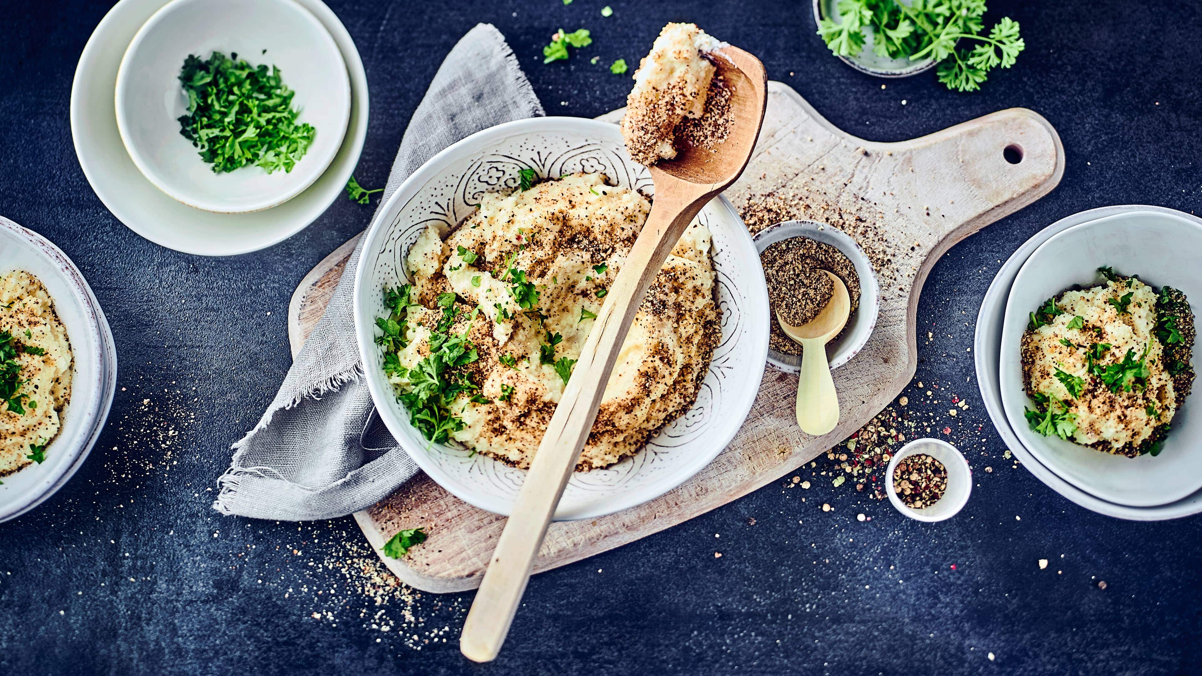 Blumenkohlpüree Wenn Sie einmal eine kohlenhydratarme Püree-Variante probieren möchten, sind Sie bei unserem Rezept für Blumenkohlpüree genau richtig! Das Püree wird mit gerösteten Haselnüssen serviert und lässt sich hervorragend als Beilage zu allerlei Gerichten kombinieren.