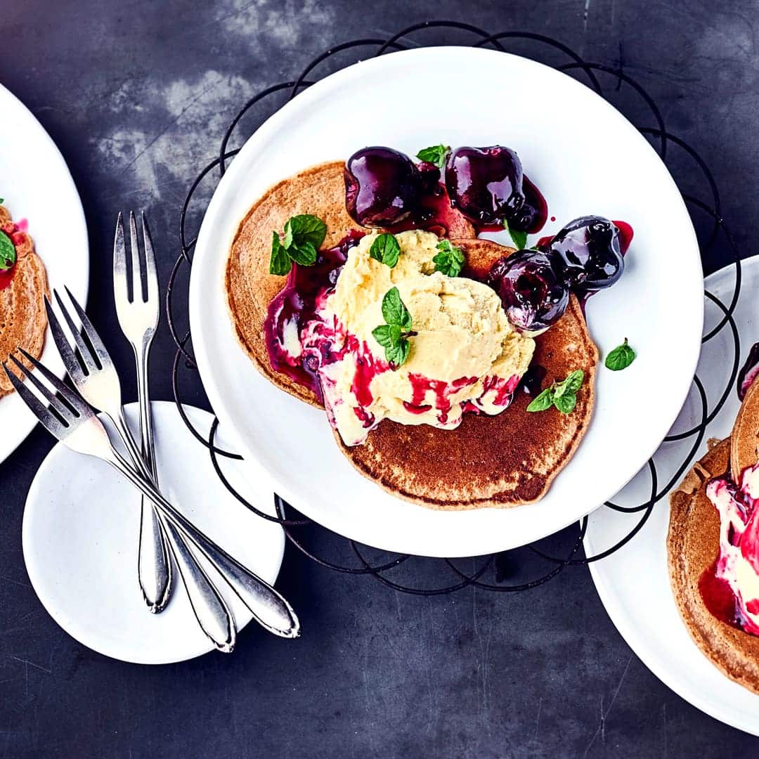 Leckeres Dessert: Bereiten Sie unsere kleinen Pfannküchle mit Eis aus Dinkelmehl und mit Ingwer zu. Dazu reichen Sie heiße Kirschen und Eis – in 35 Minuten fertig!