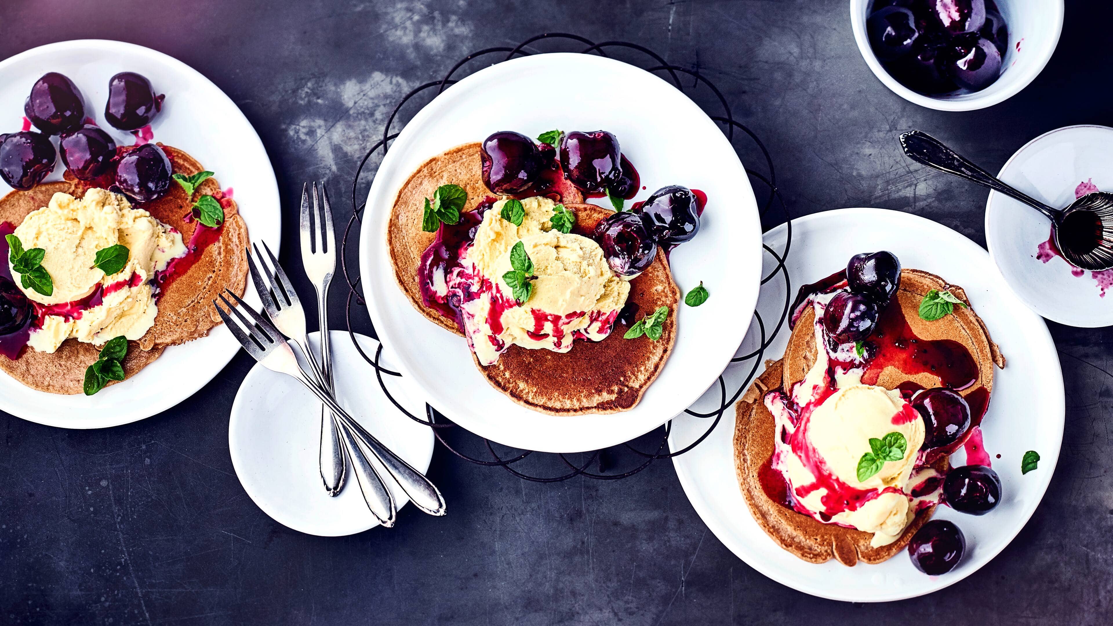 Kleine Pfannküchle mit Eis Leckeres Dessert: Bereiten Sie unsere kleinen Pfannküchle mit Eis aus Dinkelmehl und mit Ingwer zu. Dazu reichen Sie heiße Kirschen und Eis – in 35 Minuten fertig!