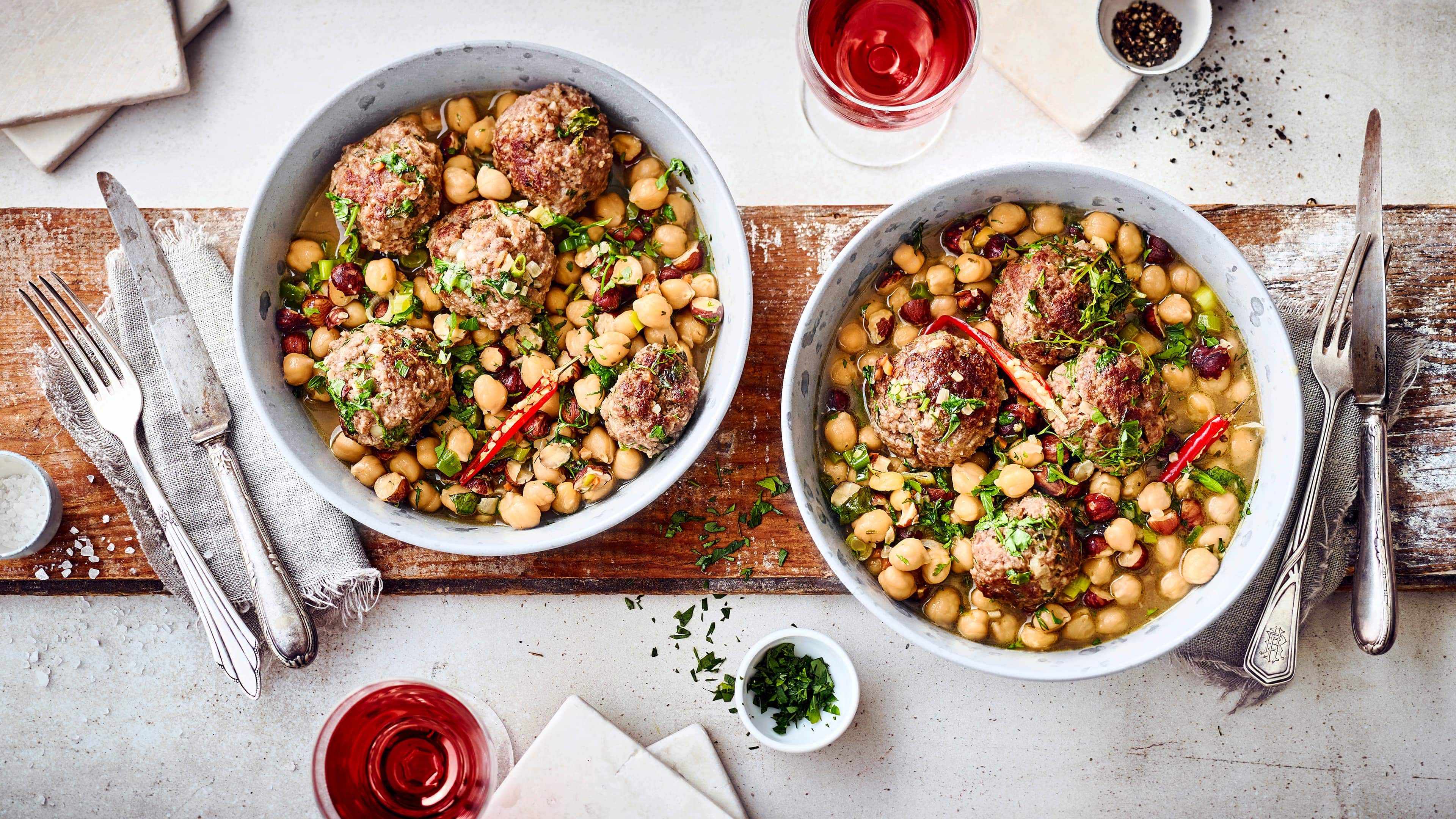 Kasserolle Haben Sie Appetit auf ein deftiges Fleischgericht? Probieren Sie unser Rezept für Kasserolle mit pikant gewürzten Rinderhack-Bällchen, Kichererbsen, Haselnusskernen und frischen Kräutern!