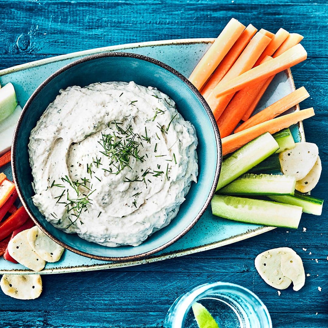 Unser Tipp für eine schmackhafte Gemüsecreme als Begleiter zu Chips oder Kräcker: Probieren Sie unser Rezept für einen Lachs-Kapern-Dip mit Mascarpone und Paprika – fertig in 30 Minuten!