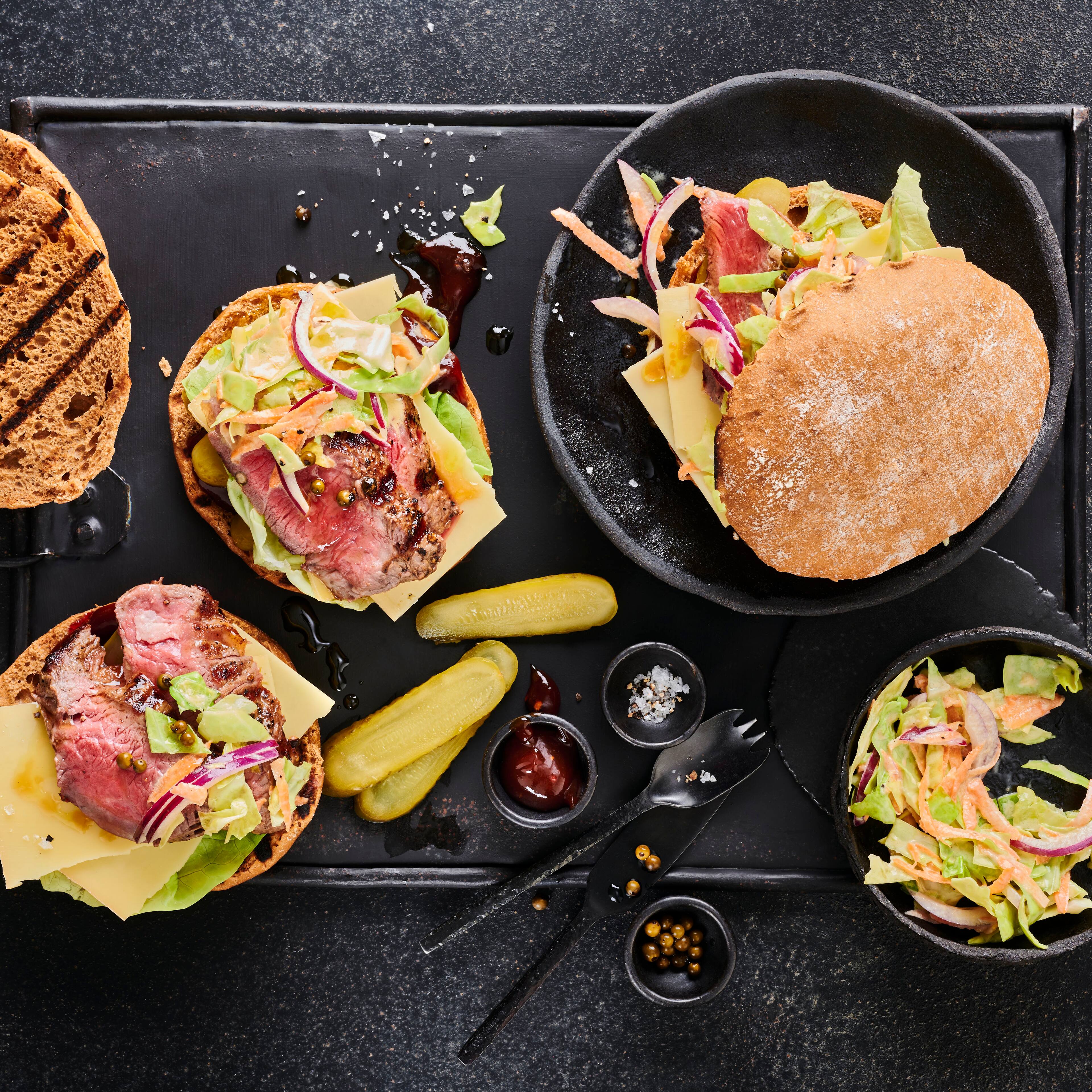 Cheese-Steak-Burger mit Coleslaw