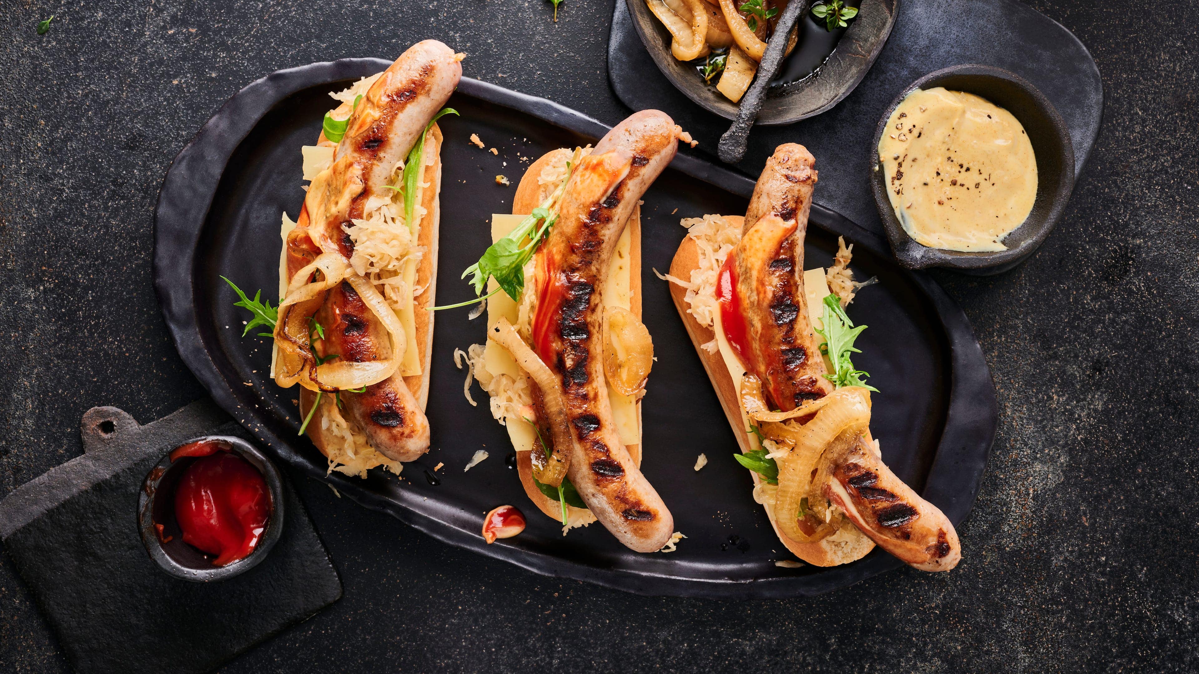 Hot-Dogs mit Sauerkraut und Grillzwiebeln Hot-Dogs mit Sauerkraut und Grillzwiebeln