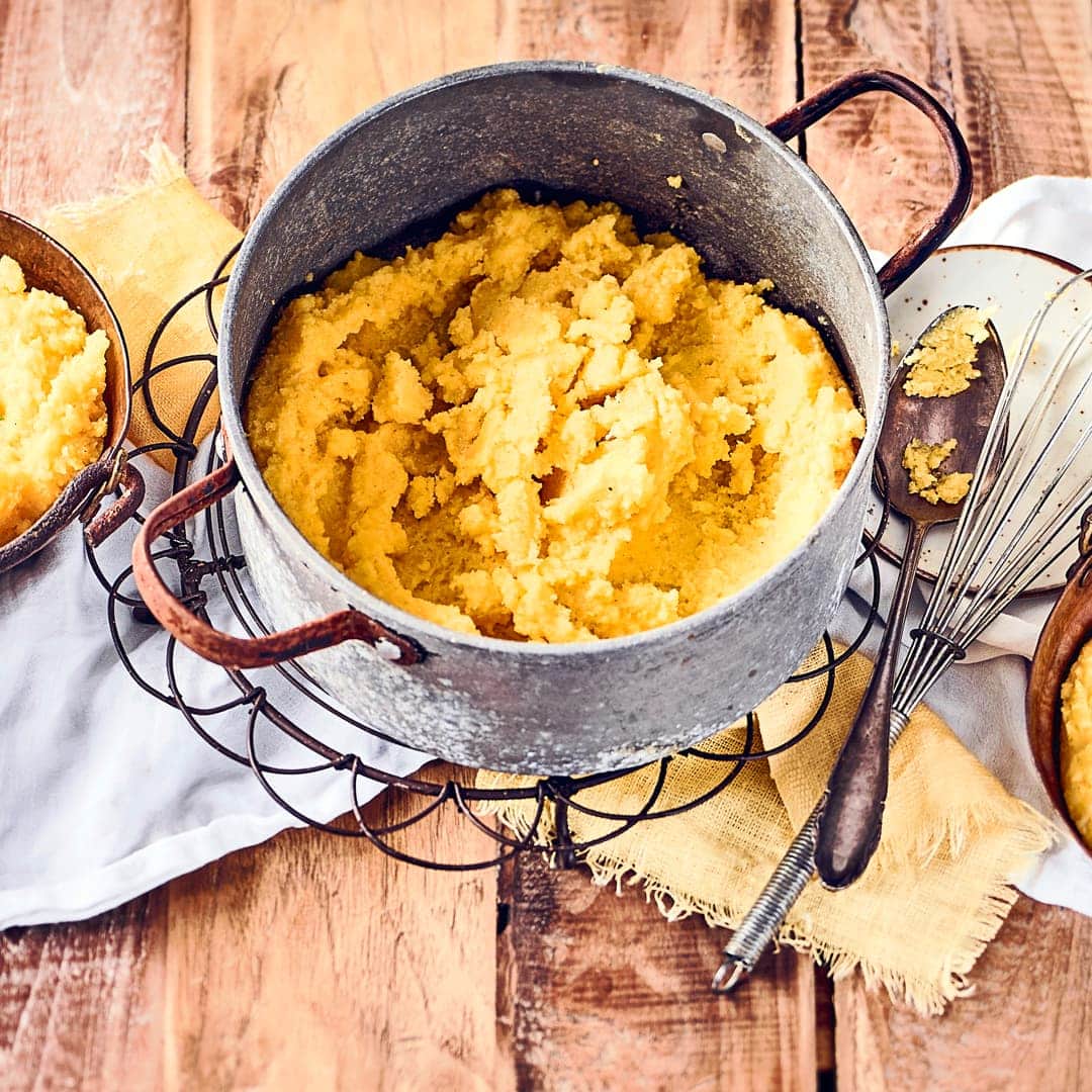 Ein bekanntes und einfaches Gericht aus Rumänien: Mamaliga aus Wasser, Maisgrieß, Knoblauch und etwas Butter.