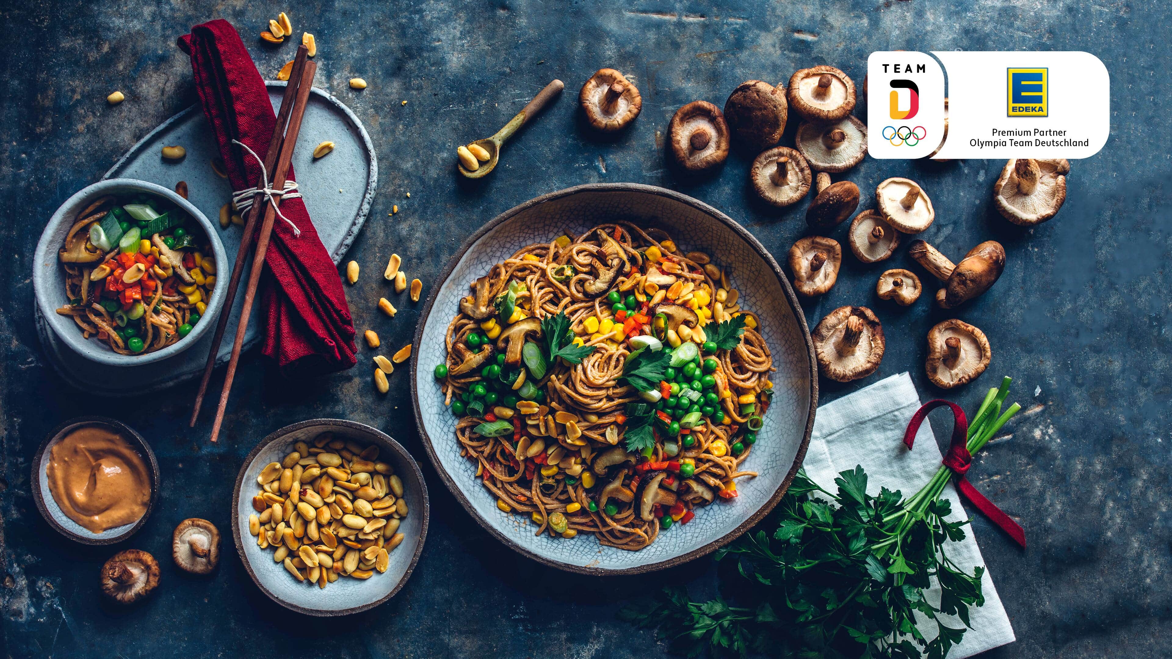 Soba-Nudelsalat Nudelsalat mal anders! Unser Team-Deutschland Soba-Nudelsalat mit allerlei frischem Gemüse und veganem Mayonnaise-Sojajoghurt-Dressing.