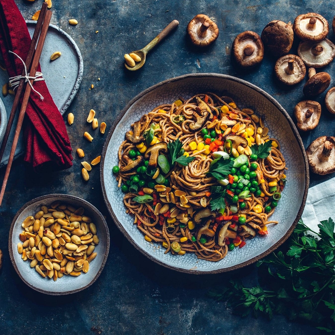 Nudelsalat mal anders! Unser Team-Deutschland Soba-Nudelsalat mit allerlei frischem Gemüse und veganem Mayonnaise-Sojajoghurt-Dressing.