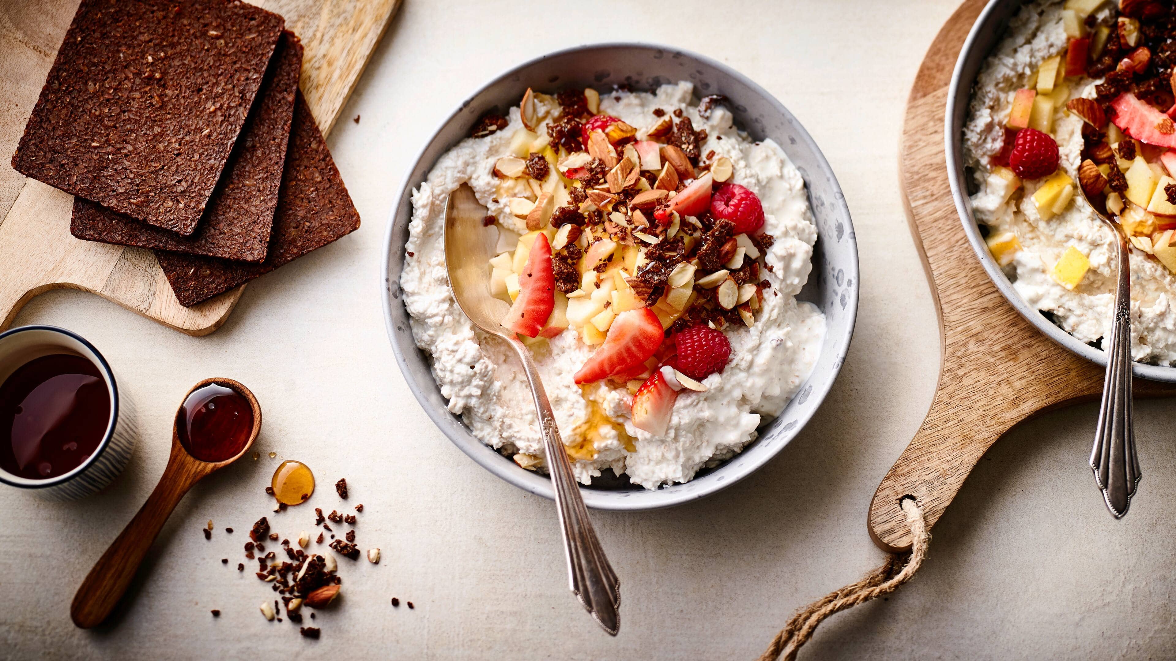 Müsli mit Pumpernickel Müsli mal anders: Die klassische Kombination aus Joghurt, Haferflocken und Früchten wird hier noch mit einer in der Pfanne gerösteten Pumpernickel-Mandel-Mischung getoppt.