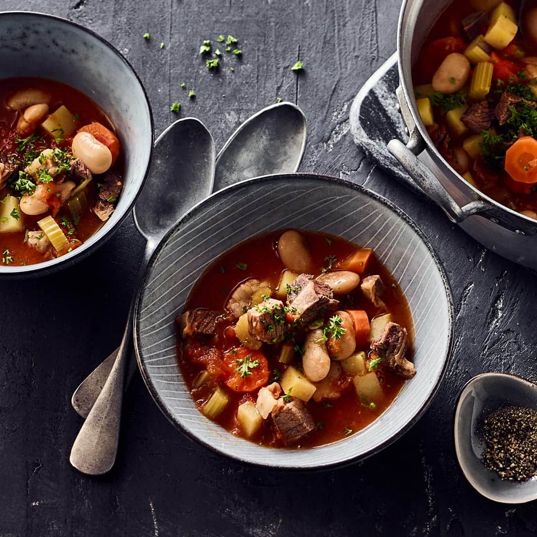 Die Minestrone kommt ursprünglich aus Italien und lässt sich in vielen Varianten zubereiten. Wie zum Beispiel in diesem Rezept mit Rindfleisch-Einlage.