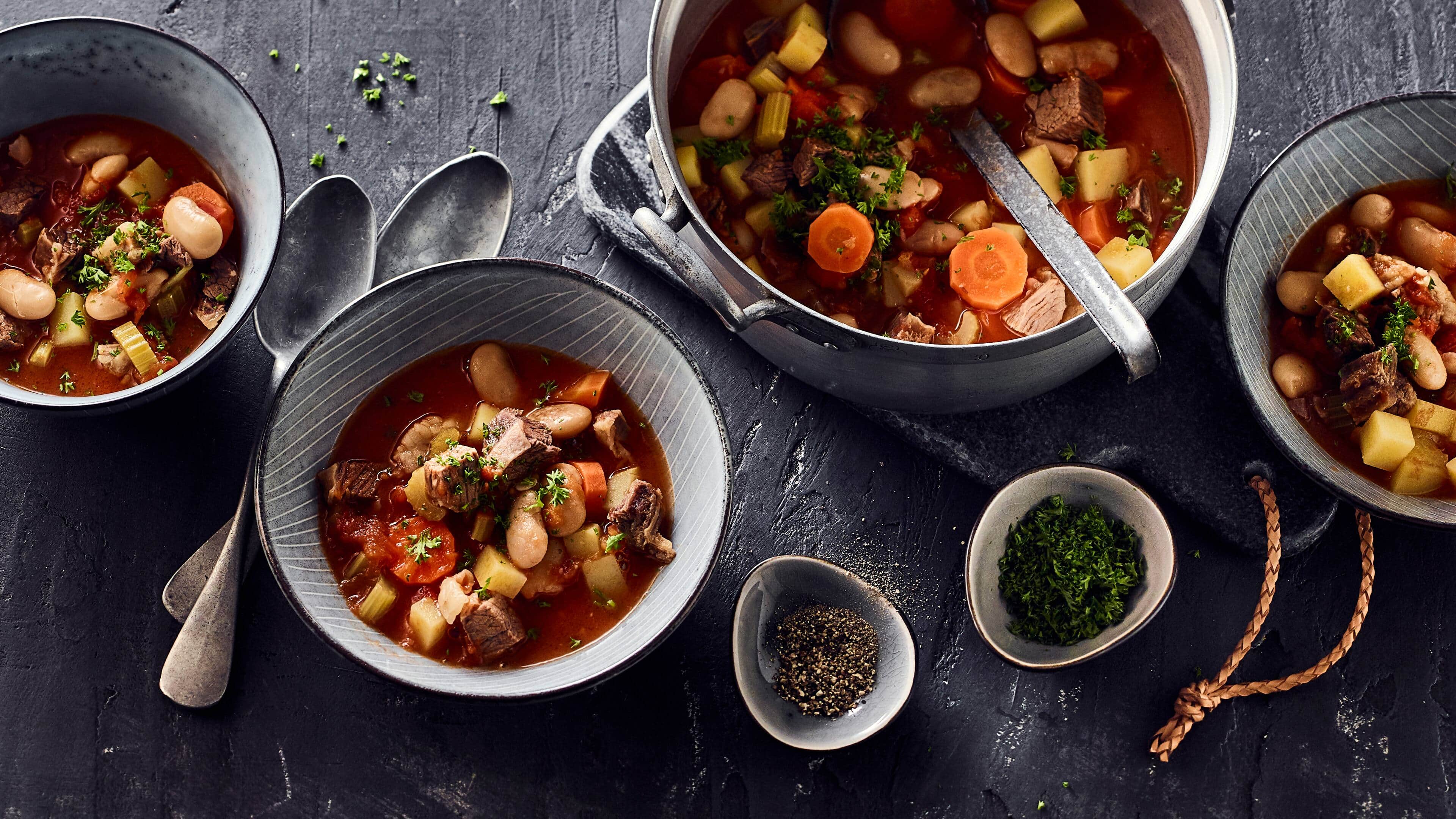 Minestrone mit Rindfleisch Die Minestrone kommt ursprünglich aus Italien und lässt sich in vielen Varianten zubereiten. Wie zum Beispiel in diesem Rezept mit Rindfleisch-Einlage.