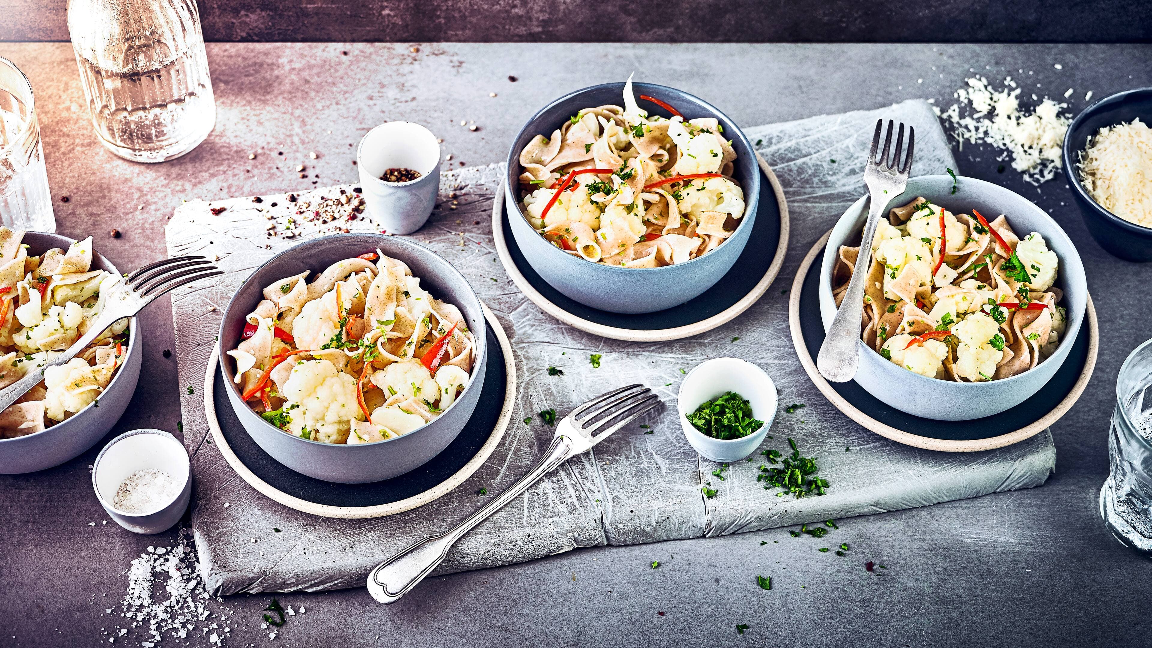 Blumenkohl-Pasta Aglio Olio Fein geschnittener Knoblauch, Petersilie und gedünstete Zwiebeln verleihen unseren Vollkornnudeln mit Blumenkohl und Chili zusätzlich eine würzig Note.