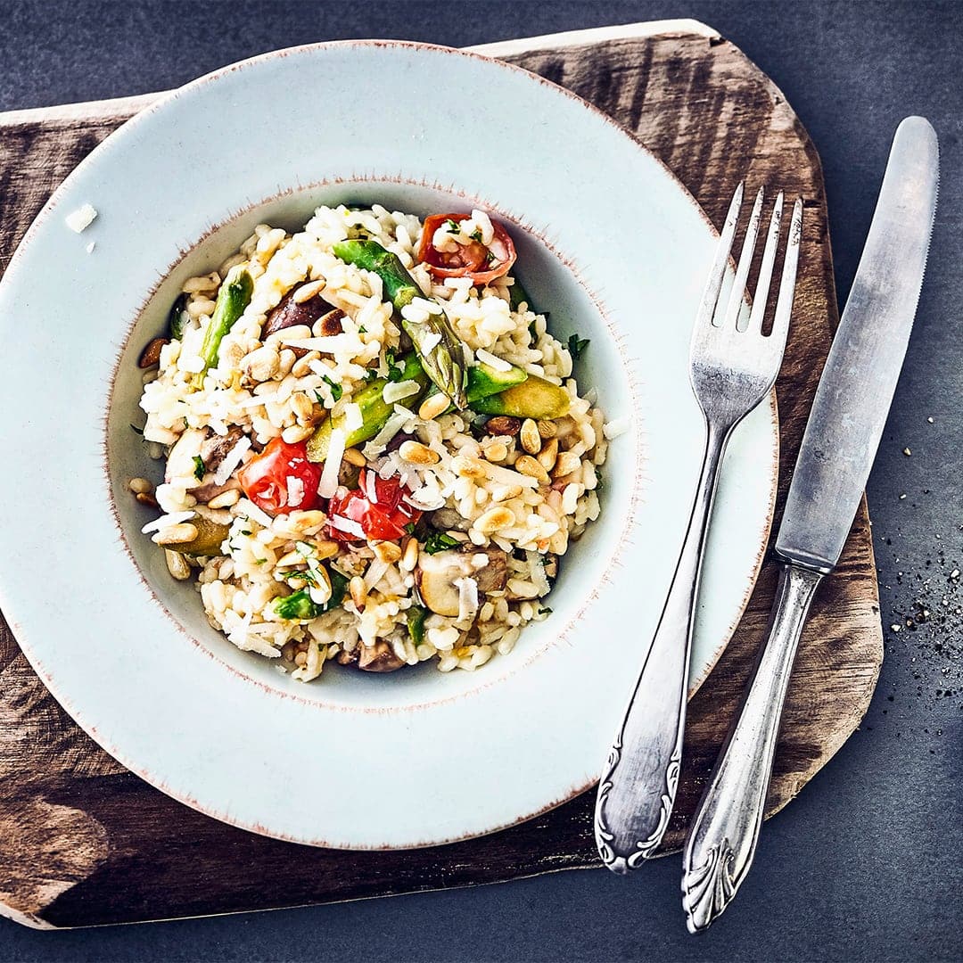 Willkommen im Risotto-Himmel! Unser Risotto mit ganz viel frischem Gemüse wird mit Parmesan abgerundet und mit Pinienkernen garniert. So schmeckt Italien!