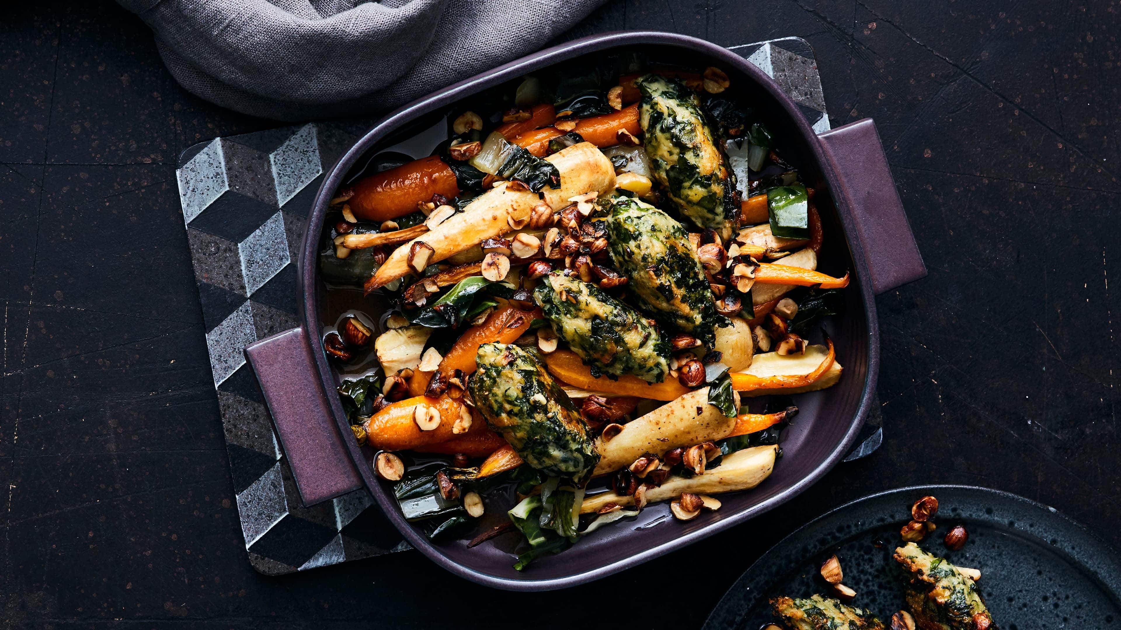 Kräuter-Spinat-Malfatti mit Wintergemüse Wenn Sie diese Spinat-Ricotta-Klößchen noch nicht kennen, müssen Sie das unbedingt ändern. Am besten mit unserem Rezept für selbstgemachte Kräuter-Spinat-Malfatti mit Wintergemüse!
