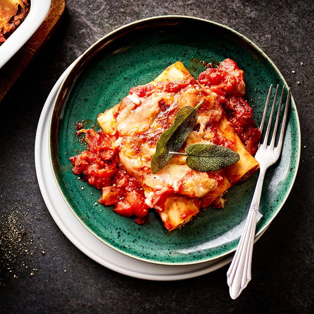 Cannelloni müssen nicht immer mit Fleisch sein. Wir finden z.B. unser Rezept für selbstgemachte Kürbis-Cannelloni mit Parmesan und Mozzarella richtig lecker.