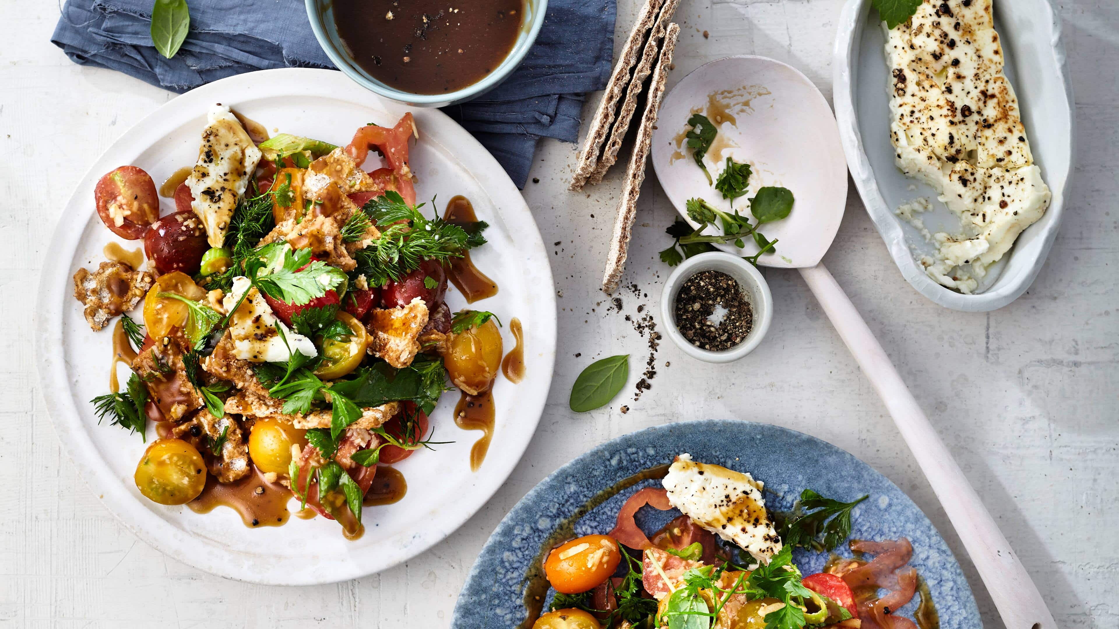 Knäckebrotsalat mit Kräuterdressing Knäckebrot mal anders – als Salat mit Tomaten, Lauchzwiebeln, Parmesan und Kräuterdressing. Und als griechisches Topping: gegrillter Feta.