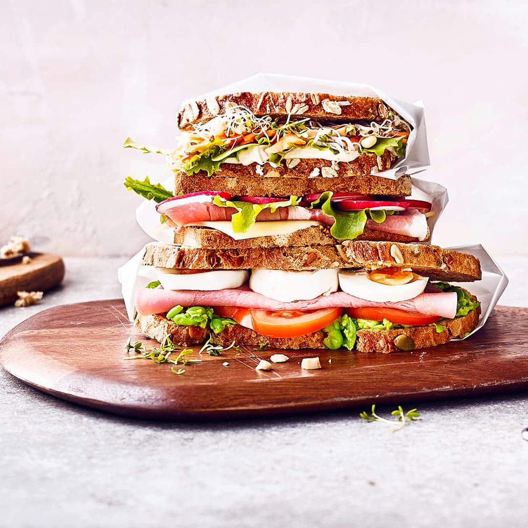 Ob für die Schulpause oder Frühstückbrot für die Arbeit, Bauern-Stulle mit Radieschen und Bergkäse, Garten-Stulle mit Hummus und Kresse oder Braini-Stulle mit Schinken und Ei sind schnell gemacht.