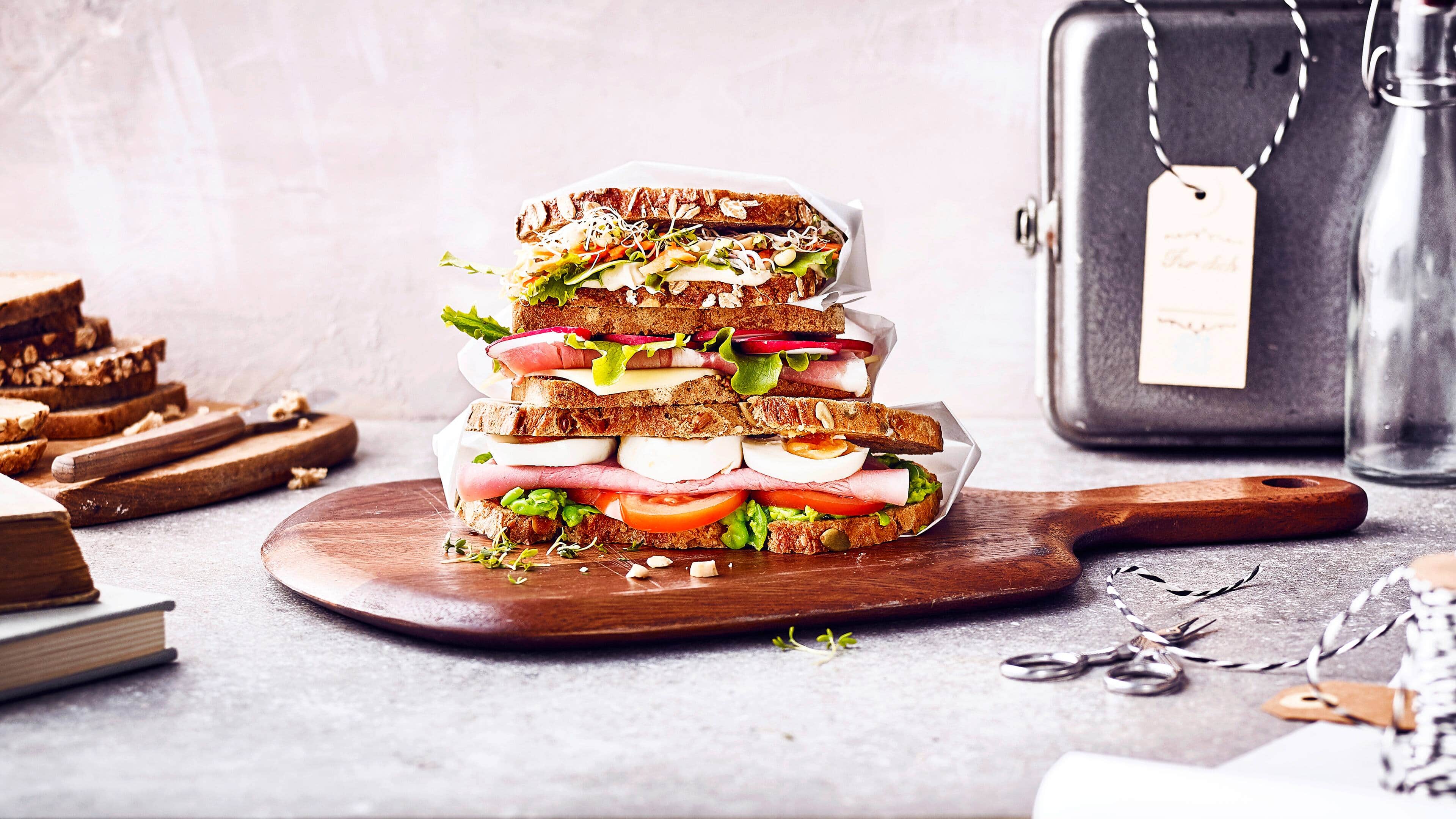 Stullen in drei Varianten Ob für die Schulpause oder Frühstückbrot für die Arbeit, Bauern-Stulle mit Radieschen und Bergkäse, Garten-Stulle mit Hummus und Kresse oder Braini-Stulle mit Schinken und Ei sind schnell gemacht.