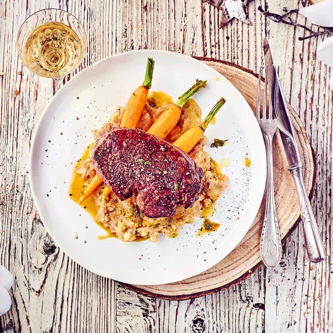 Mit unserem winterlichen Rinderfilet mit Honig-Majoran-Möhren an Zimt-Kartoffelstampf zaubern Sie die perfekte Hauptspeise für das große Weihnachtsessen!