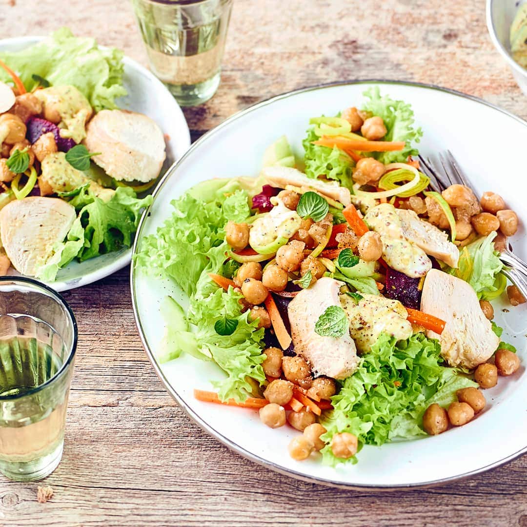 Entdecken Sie unser Rezept für knackigen Salat mit gebratener Hähnchenbrust, Kichererbsen und Gemüse verfeinert mit köstlichem Orangen-Dressing.