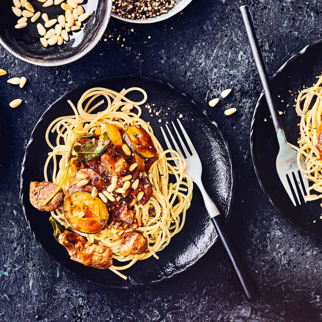 Spaghetti. Lammfilet. Gemüse: der perfekte Mix für Fleisch- und Pastaliebhaber. Probieren Sie unser Rezept für schnelle Spaghetti mit Lammfilet aus.