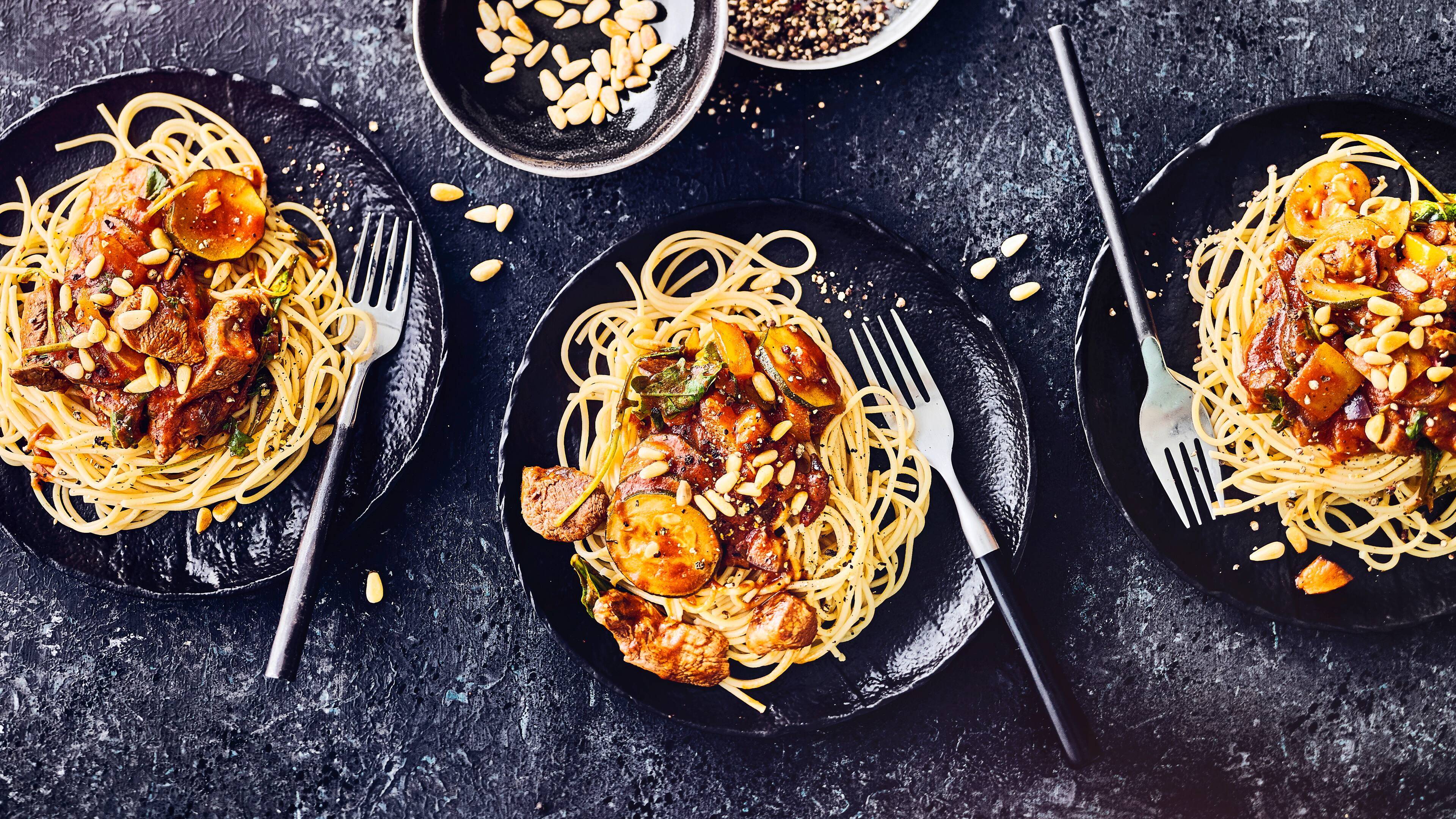 Spaghetti mit Lammfilet Spaghetti. Lammfilet. Gemüse: der perfekte Mix für Fleisch- und Pastaliebhaber. Probieren Sie unser Rezept für schnelle Spaghetti mit Lammfilet aus.