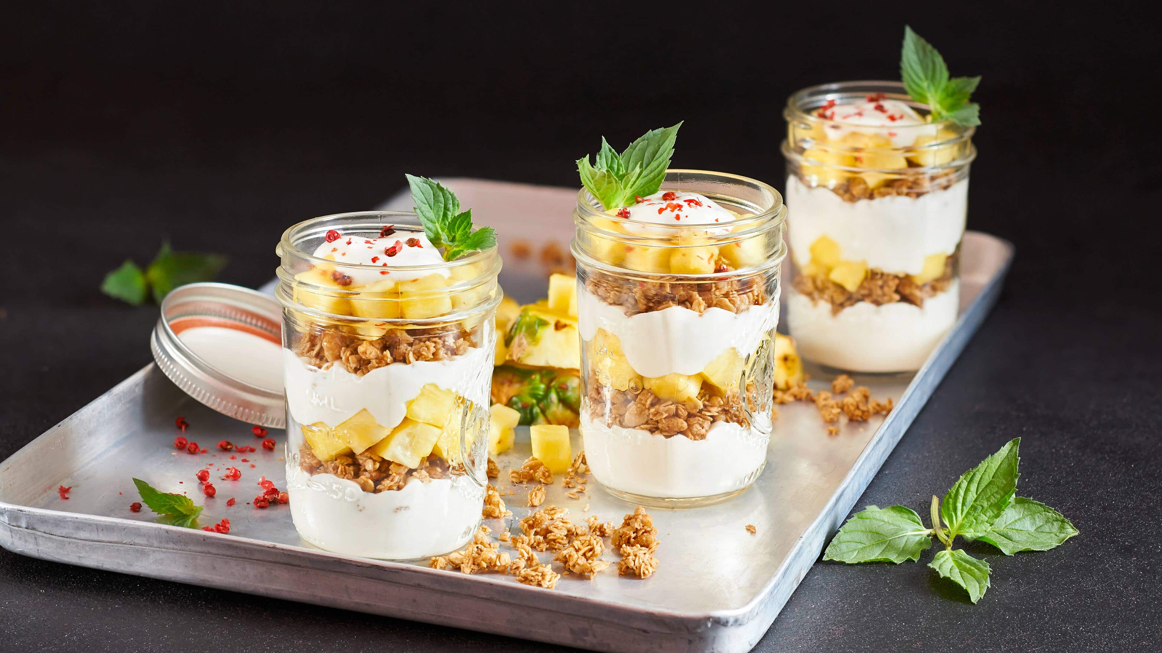 Ananas-Protein-Becher Unser Rezepttipp für ganz viel Power: Probieren Sie unseren Ananas-Protein-Becher mit viel frischer Ananas, Apfelsaft, Skyr und Knuspermüsli!