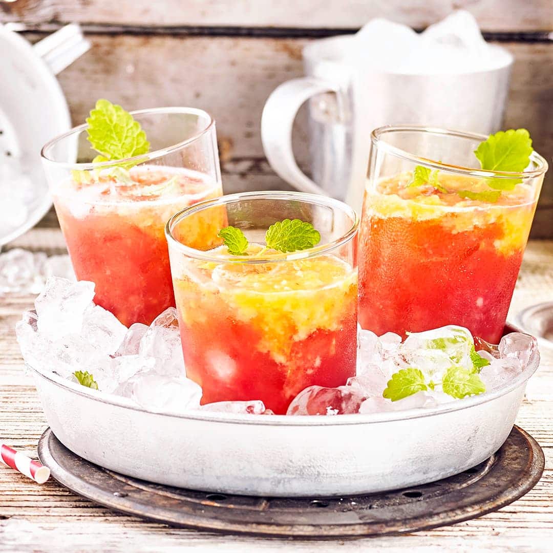 Probieren Sie unseren Fitness-Drink: Zaubern Sie aus Banane, Ananas, Mehrfruchtsaft und Zitronenmelisse einen Smoothie und servieren ihn mit Crushed Ice!