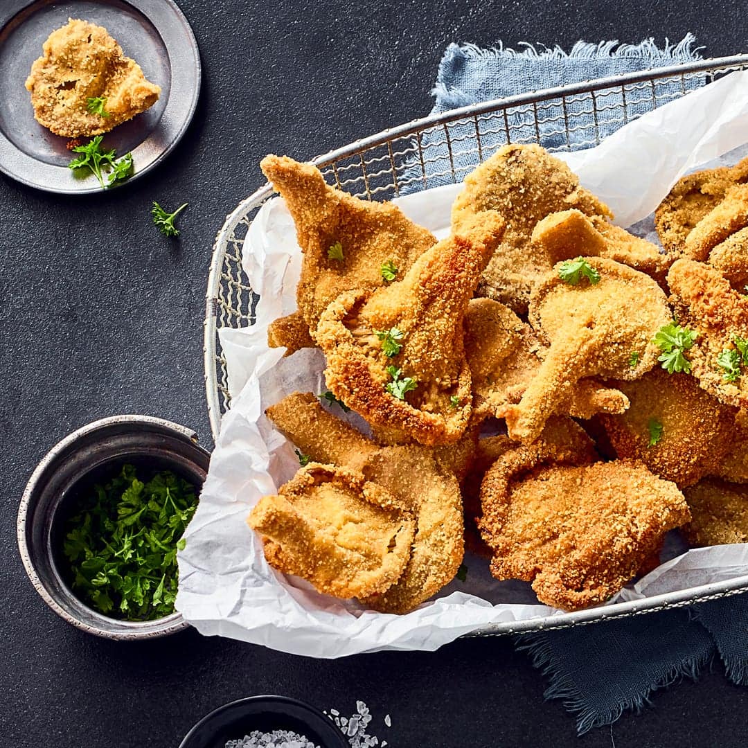Ob als Beilage oder als Schnitzel-Ersatz: Panierte Austernpilze sollten Sie unbedingt einmal ausprobieren. Die Mischung aus Paniermehl und gemahlenen Haselnüssen macht die Panade besonders.