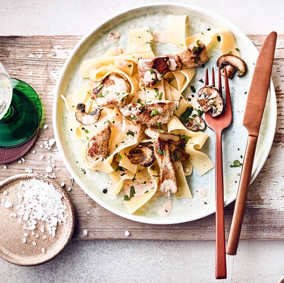 Lässt sich super vorbereiten und am nächsten Tag verzehren: Filettopf mit zweierlei Pilzen, Crème Fraîche und Weißwein – dazu passen Bandnudeln.