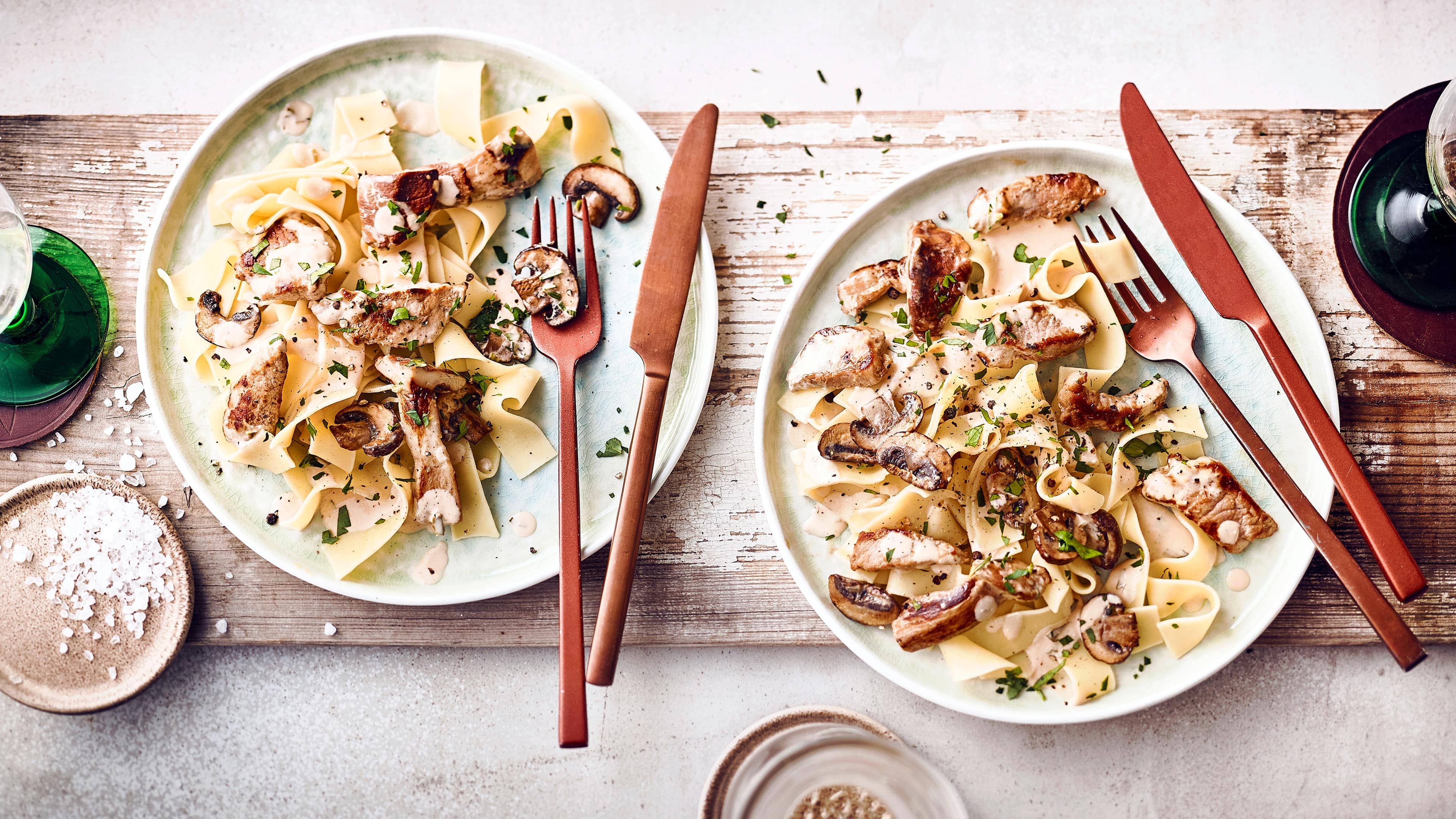 Filettopf Lässt sich super vorbereiten und am nächsten Tag verzehren: Filettopf mit zweierlei Pilzen, Crème Fraîche und Weißwein – dazu passen Bandnudeln.