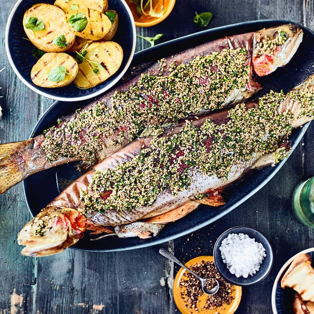 Exklusives vom Grill für Ihre Gäste: Probieren Sie unsere Forelle mit pikanter Kräuterbutter-Sesam-Füllung und leckerem Paprika-Pilz-Gemüse!