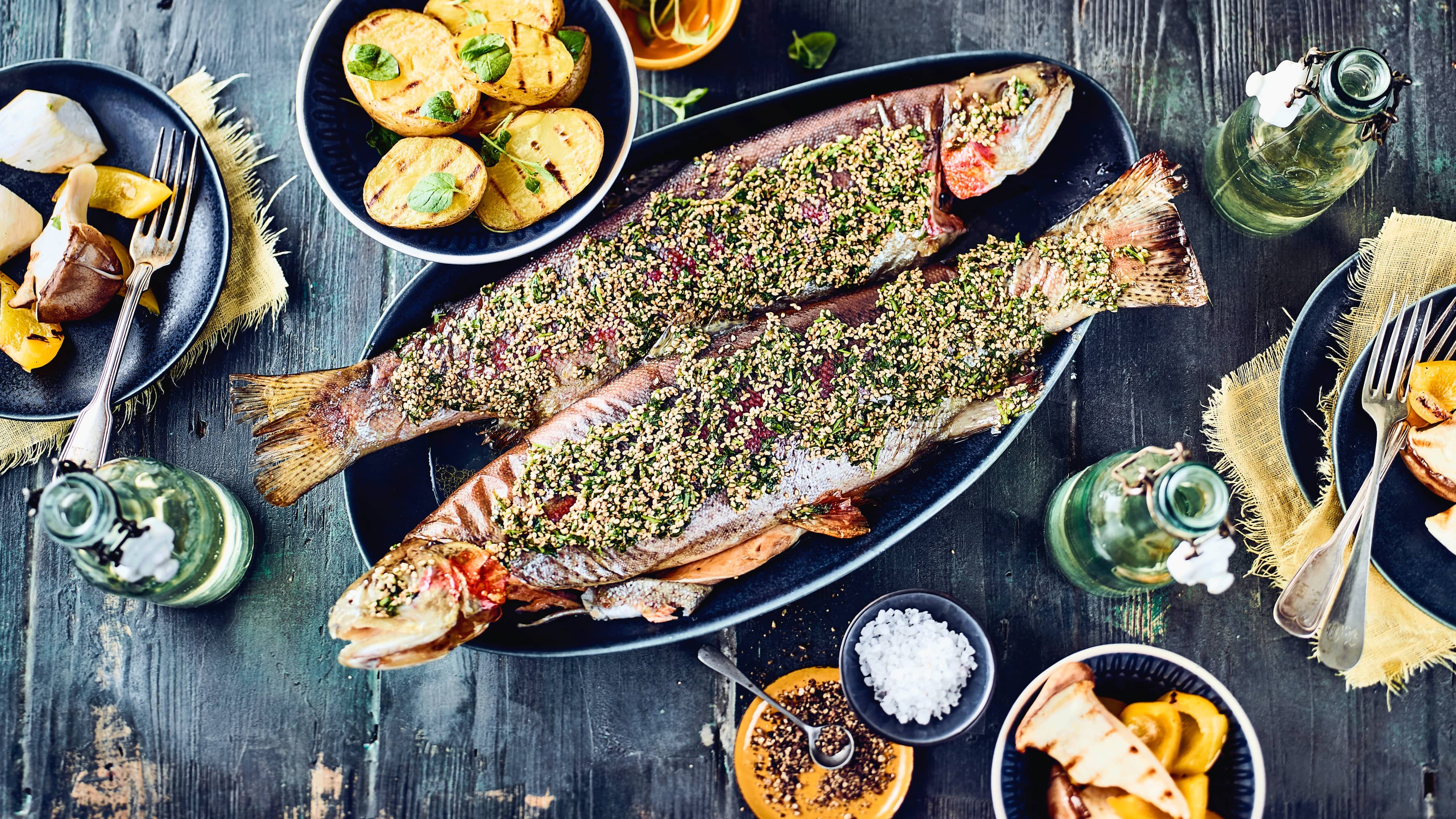 Gegrillte Forelle mit Pilzen Exklusives vom Grill für Ihre Gäste: Probieren Sie unsere Forelle mit pikanter Kräuterbutter-Sesam-Füllung und leckerem Paprika-Pilz-Gemüse!