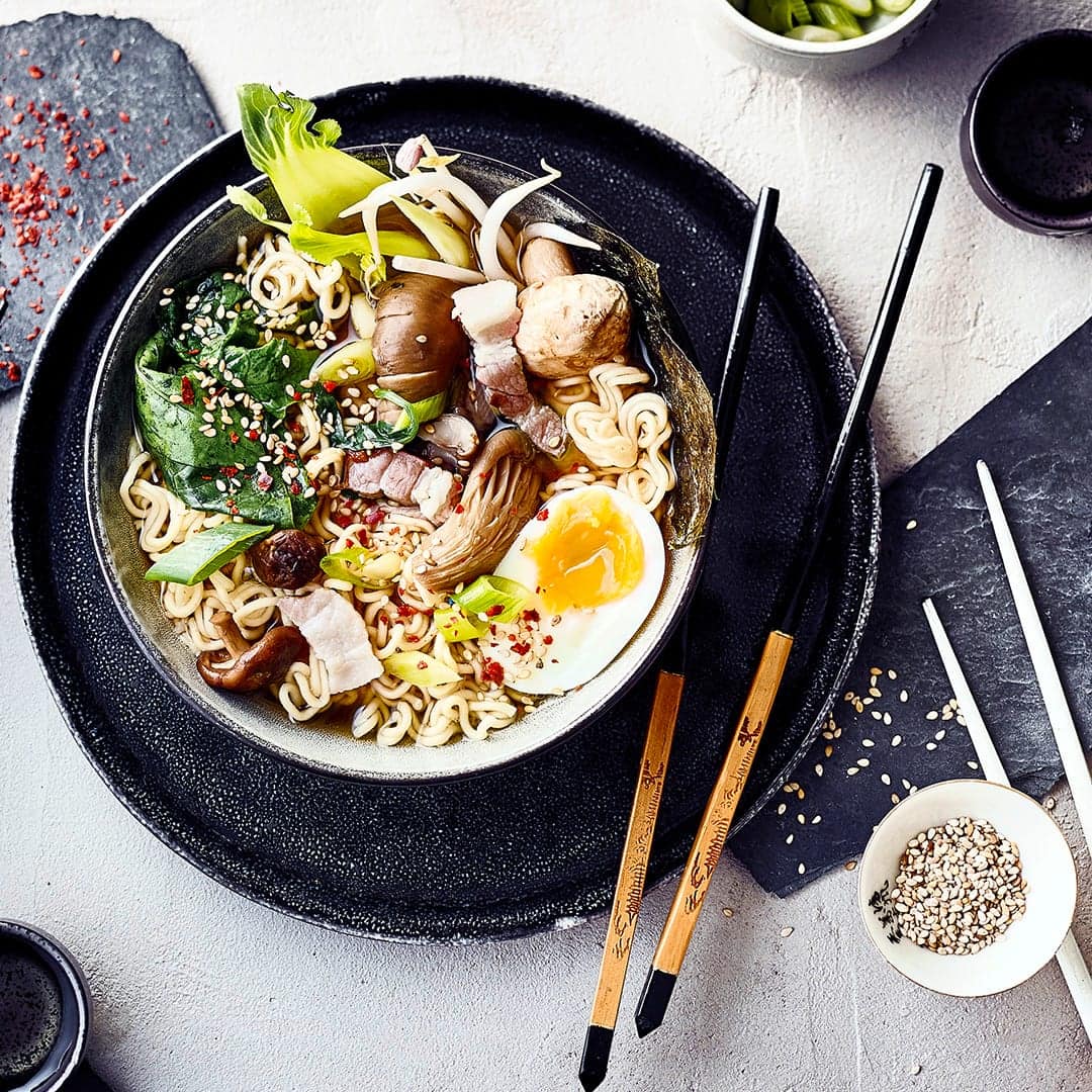 Wer die fernöstliche Küche liebt, sollte unser Rezept für Shoyu Ramen probieren: Die japanische Nudelsuppe mit Schweinebauch schmeckt lecker würzig.