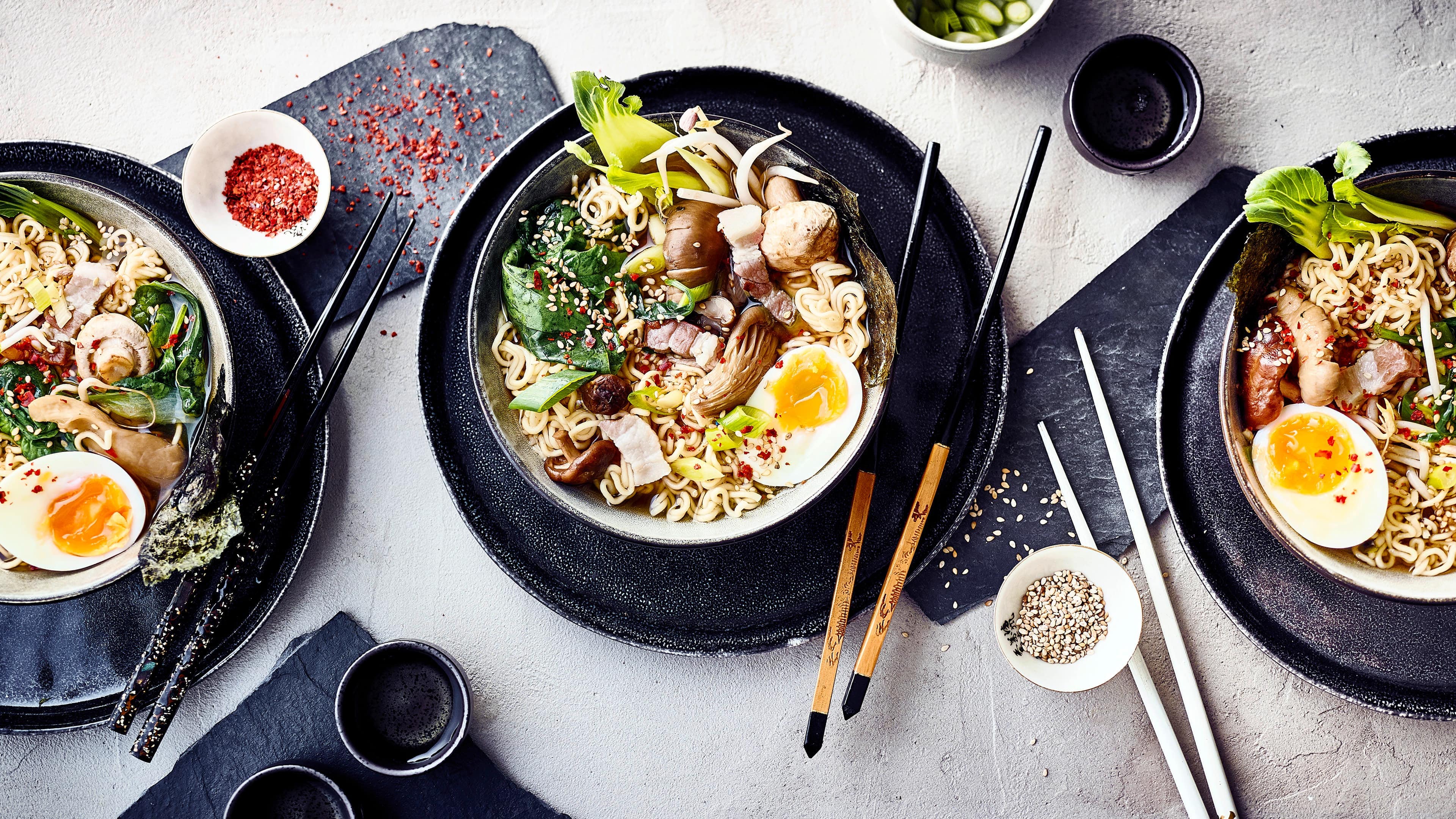 Shoyu Ramen Wer die fernöstliche Küche liebt, sollte unser Rezept für Shoyu Ramen probieren: Die japanische Nudelsuppe mit Schweinebauch schmeckt lecker würzig.