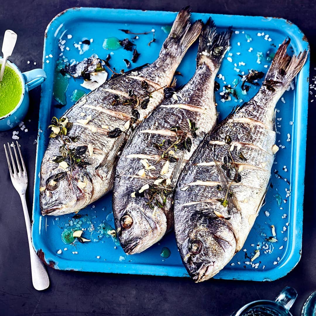 Der Geschmack des Doradenfilet erhält durch eine Limettensauce mit Basilikum und Schalotten eine frische Note. Perfekt als Beilage dazu: Gemüse-Reis.