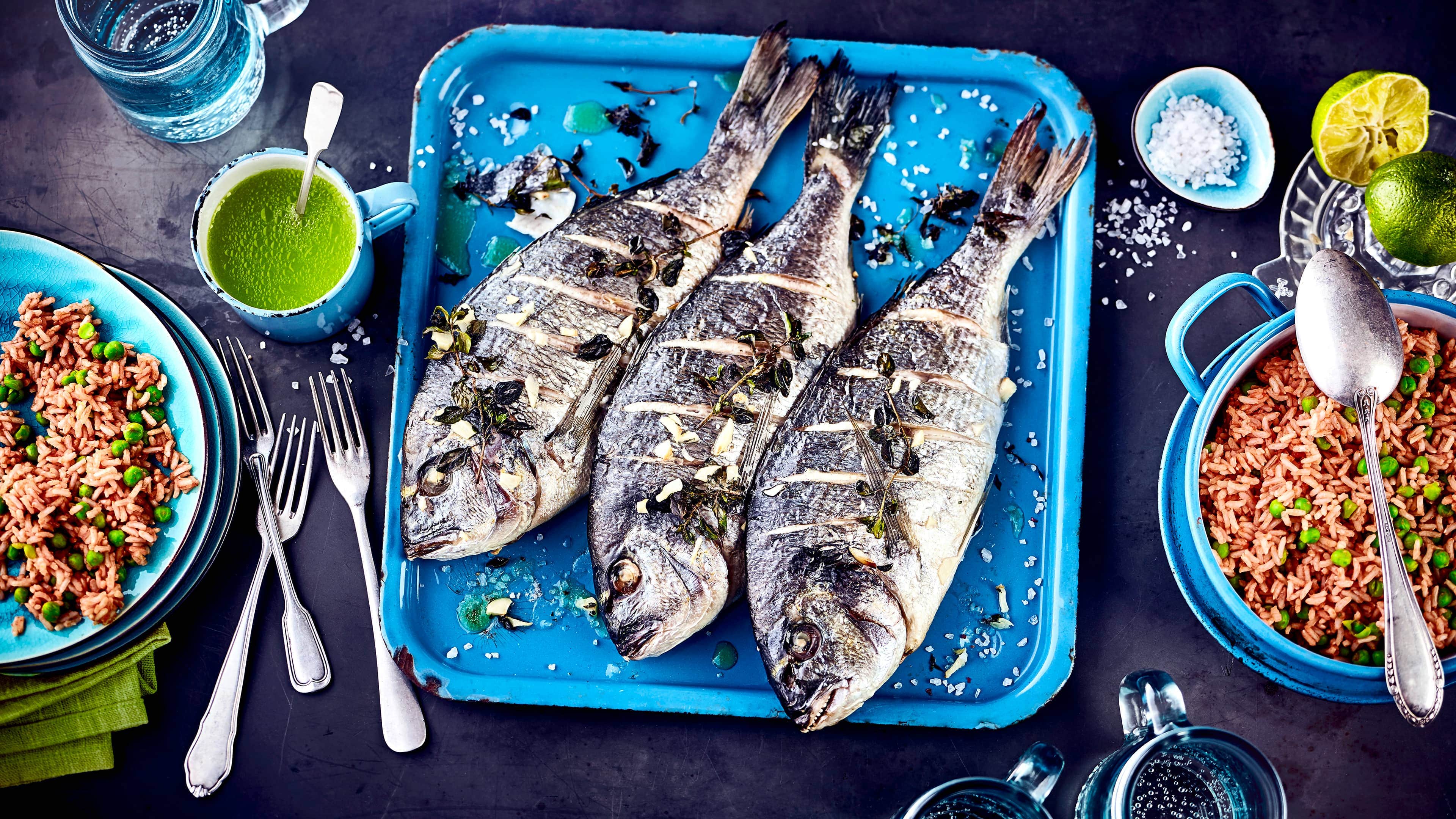 Dorade mit Limetten-Sauce Der Geschmack des Doradenfilet erhält durch eine Limettensauce mit Basilikum und Schalotten eine frische Note. Perfekt als Beilage dazu: Gemüse-Reis.