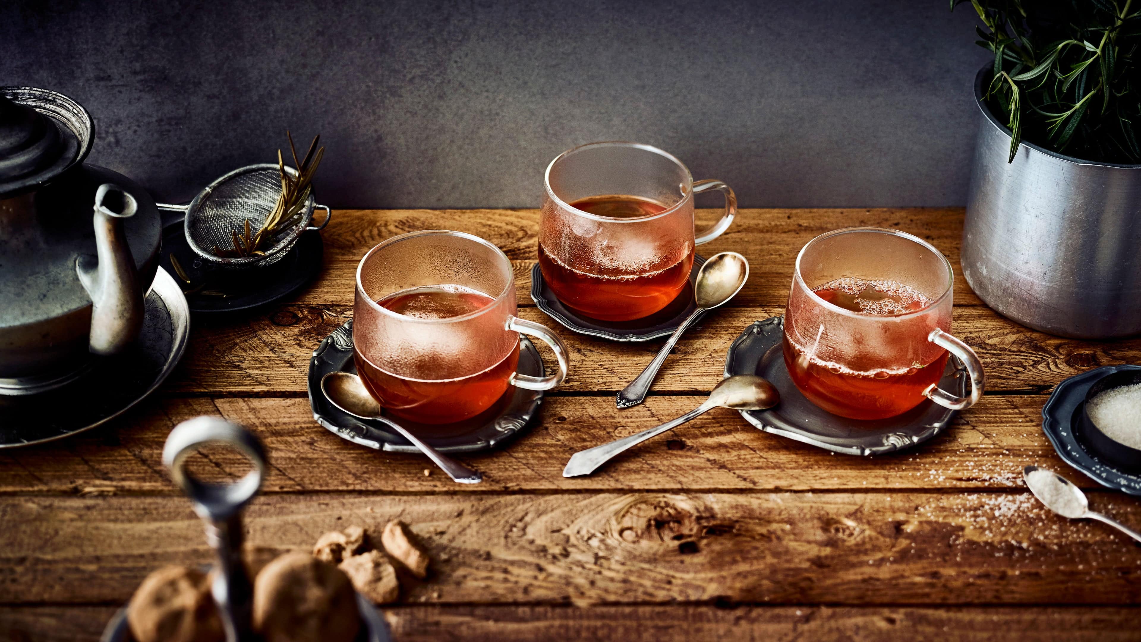 Rosmarintee Probieren Sie unser Rosmarintee-Rezept aus und profitieren Sie von der anregenden Wirkung des Heißgetränks. Wir verraten, was in dem Kraut steckt!