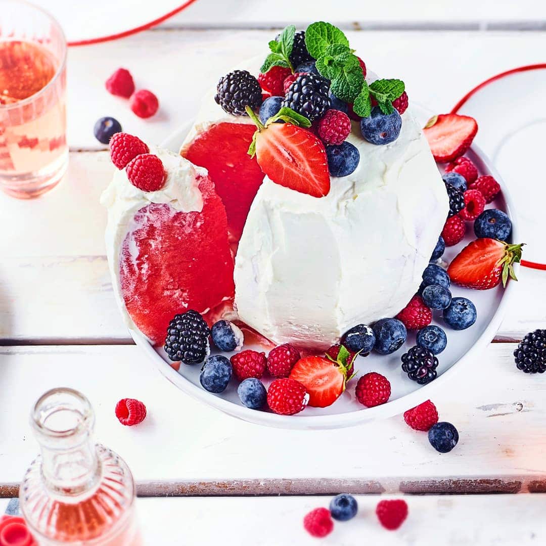 Wenn Sie eine richtig frische und fruchtige Torte für den Sommer brauchen, müssen Sie unbedingt unser Rezept für Wassermelonen-Torte mit Kokoscreme ausprobieren.