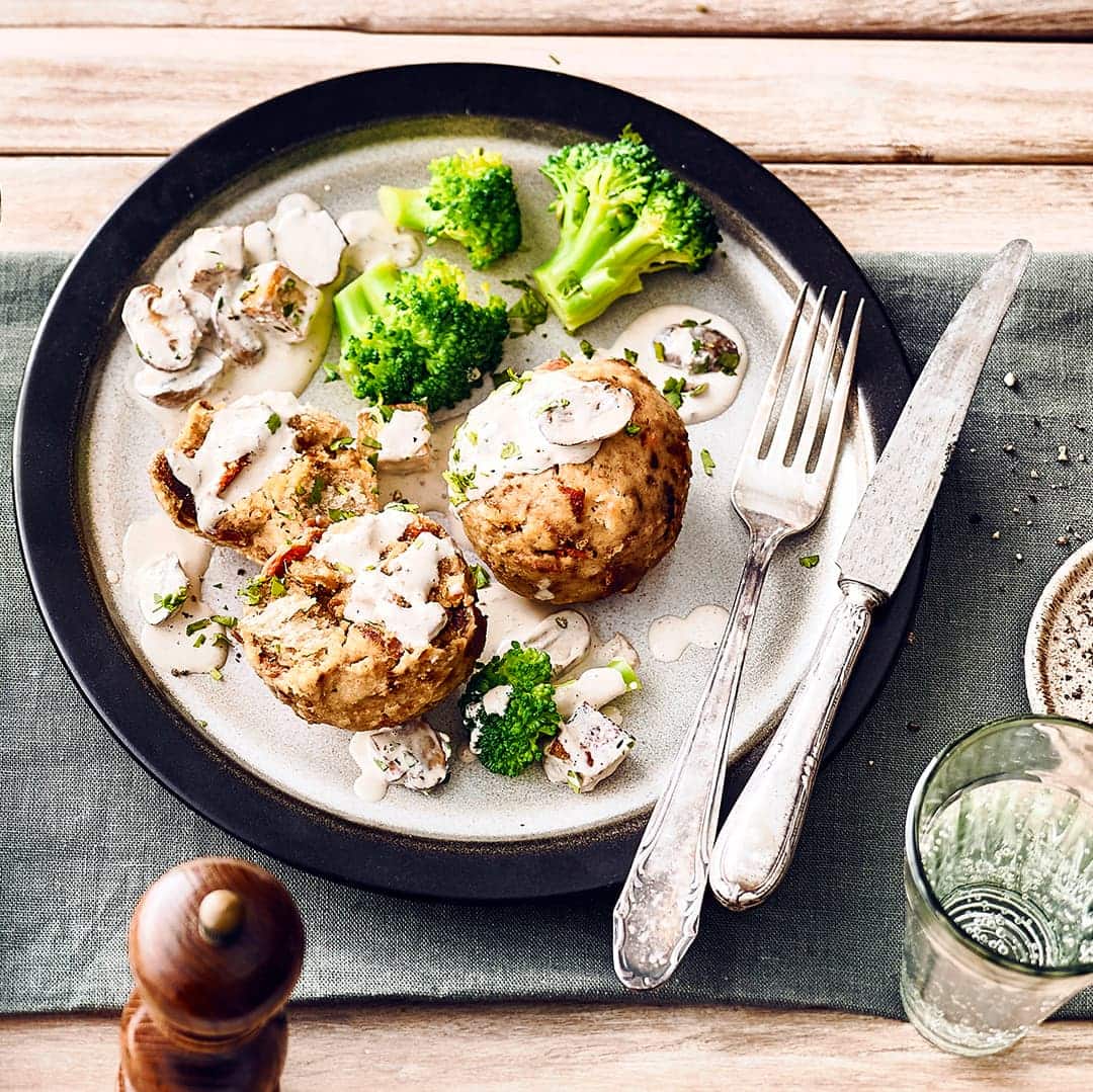 Deftiges Gericht für Veganer: Probieren Sie unsere Knödel aus Dinkelbrötchen und getrockneten Tomaten an Tofu-Champignon-Ragout mit Brokkoli-Gemüse!