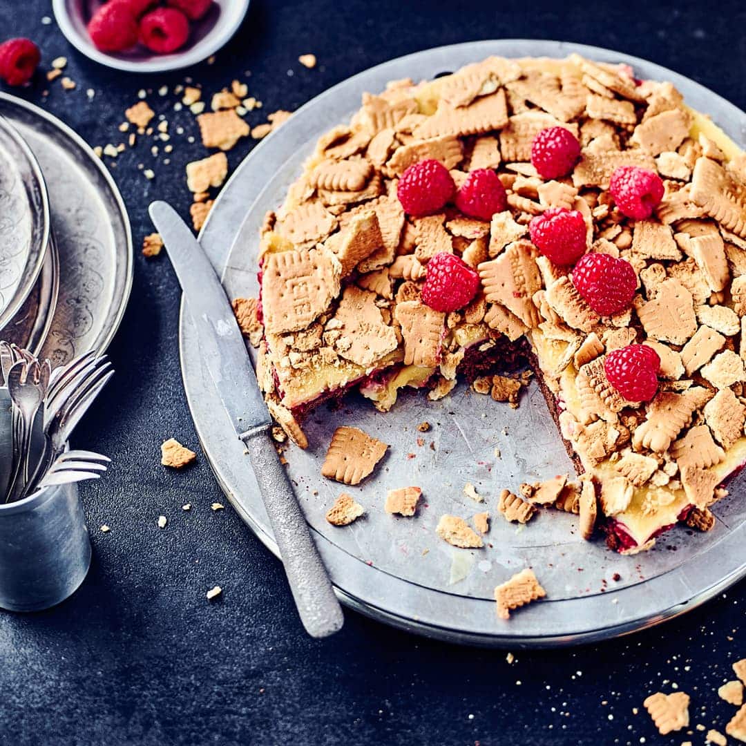 Vorsicht, wenn Sie alle Butterkekse bereits aufknabbern, haben Sie keine mehr für den Kuchen übrig! Bei unserem Rezept für köstlichen Butterkekskuchen kommen die Kekse auf eine Schicht aus Biskuitboden, Himbeerschicht und Vanillecreme und sind dort noch leckerer!