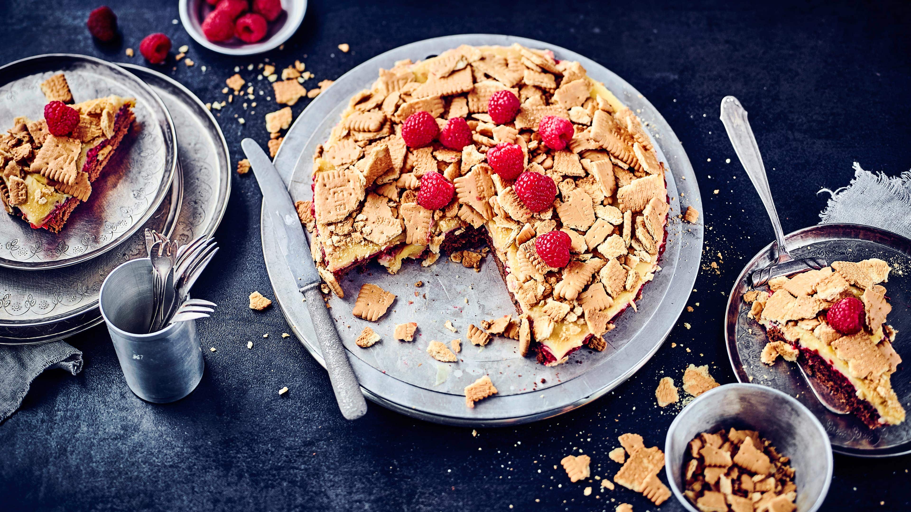 Butterkekskuchen Vorsicht, wenn Sie alle Butterkekse bereits aufknabbern, haben Sie keine mehr für den Kuchen übrig! Bei unserem Rezept für köstlichen Butterkekskuchen kommen die Kekse auf eine Schicht aus Biskuitboden, Himbeerschicht und Vanillecreme und sind dort noch leckerer!