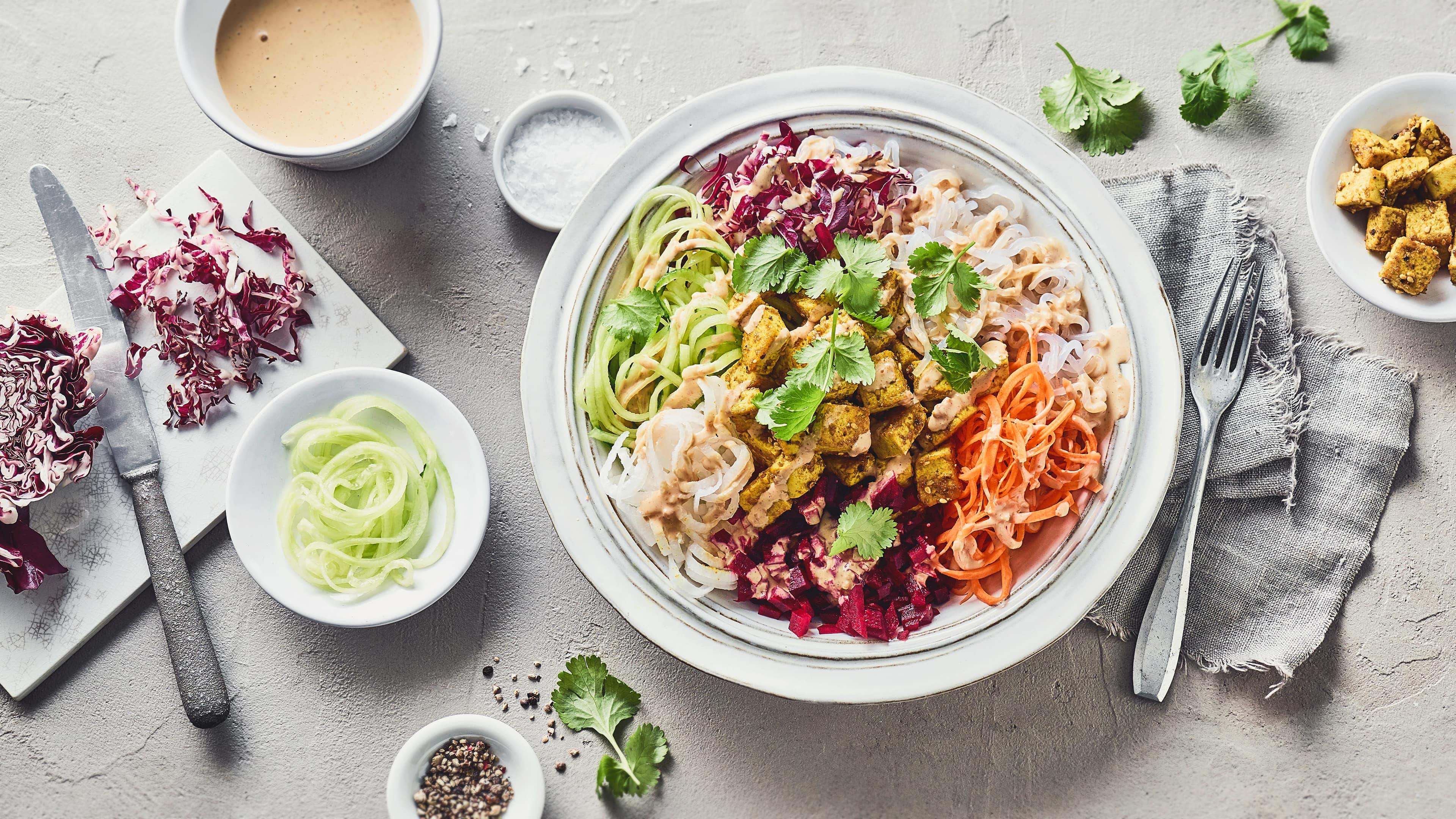 Keto-Bowl mit Erdnusssauce Keto-Bowl mit Erdnusssauce