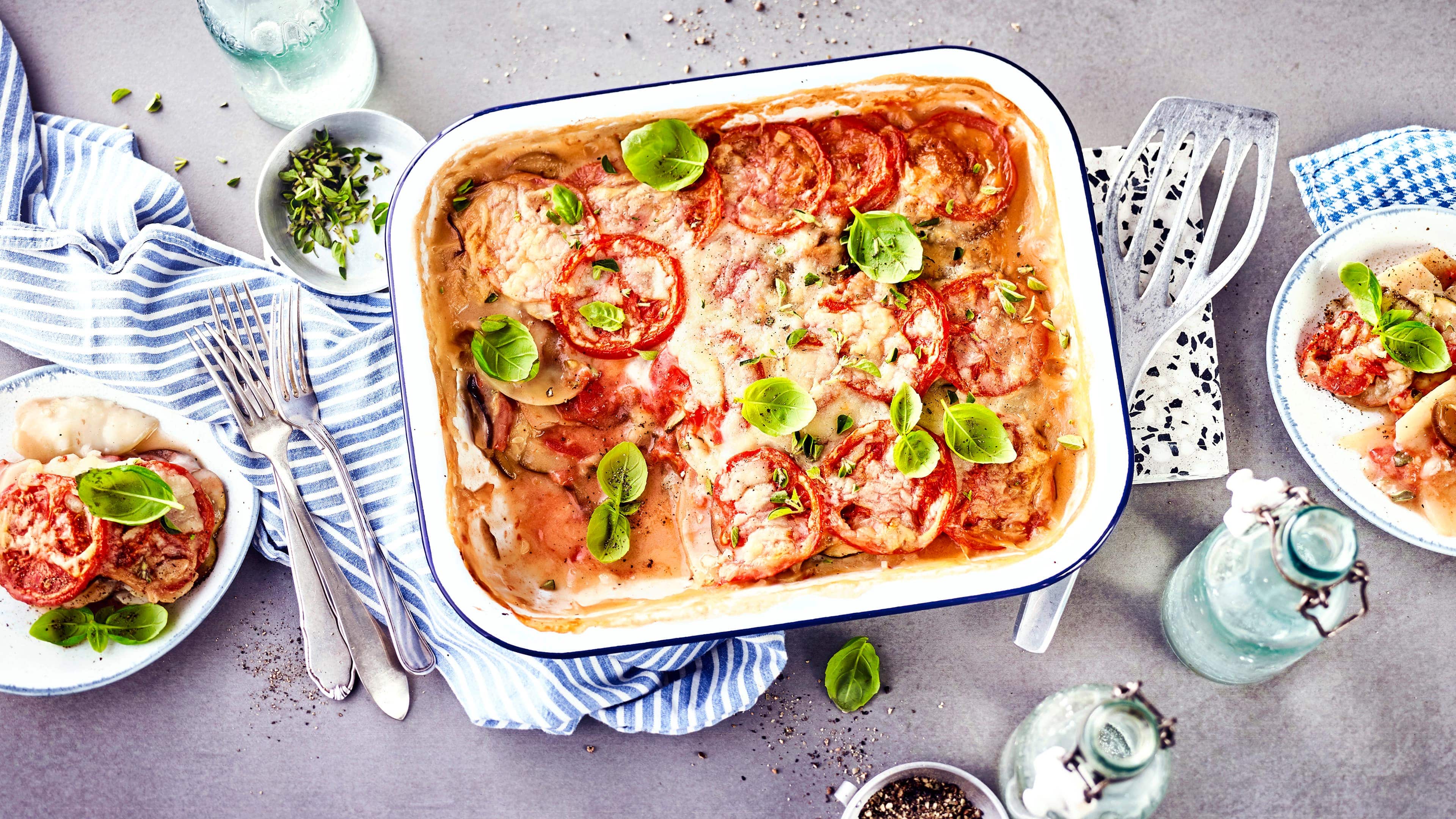 Vegane Moussaka Wer gerne Moussaka isst, aber komplett auf tierische Produkte verzichten möchte, sollte unser Rezept für vegane Moussaka mit viel Gemüse ausprobieren.
