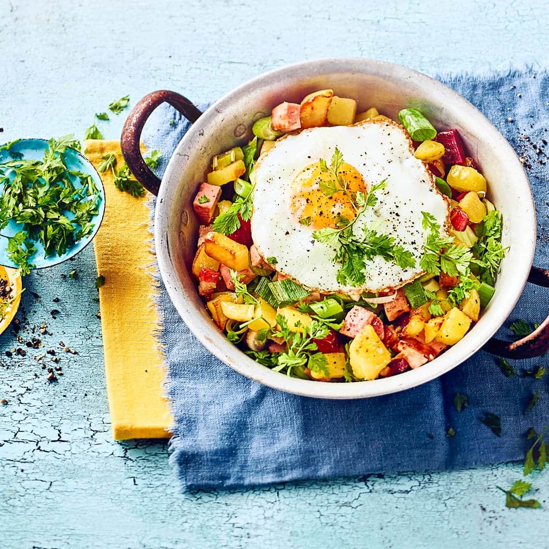 Was ursprünglich als „Resteessen“ in der schwedischen Küche bezeichnet wurde, sollte nicht voreilig verurteilt werden. Pytt i panna besteht aus Kartoffeln, Speck, Leberkäse und roter Bete und schmeckt lecker würzig!